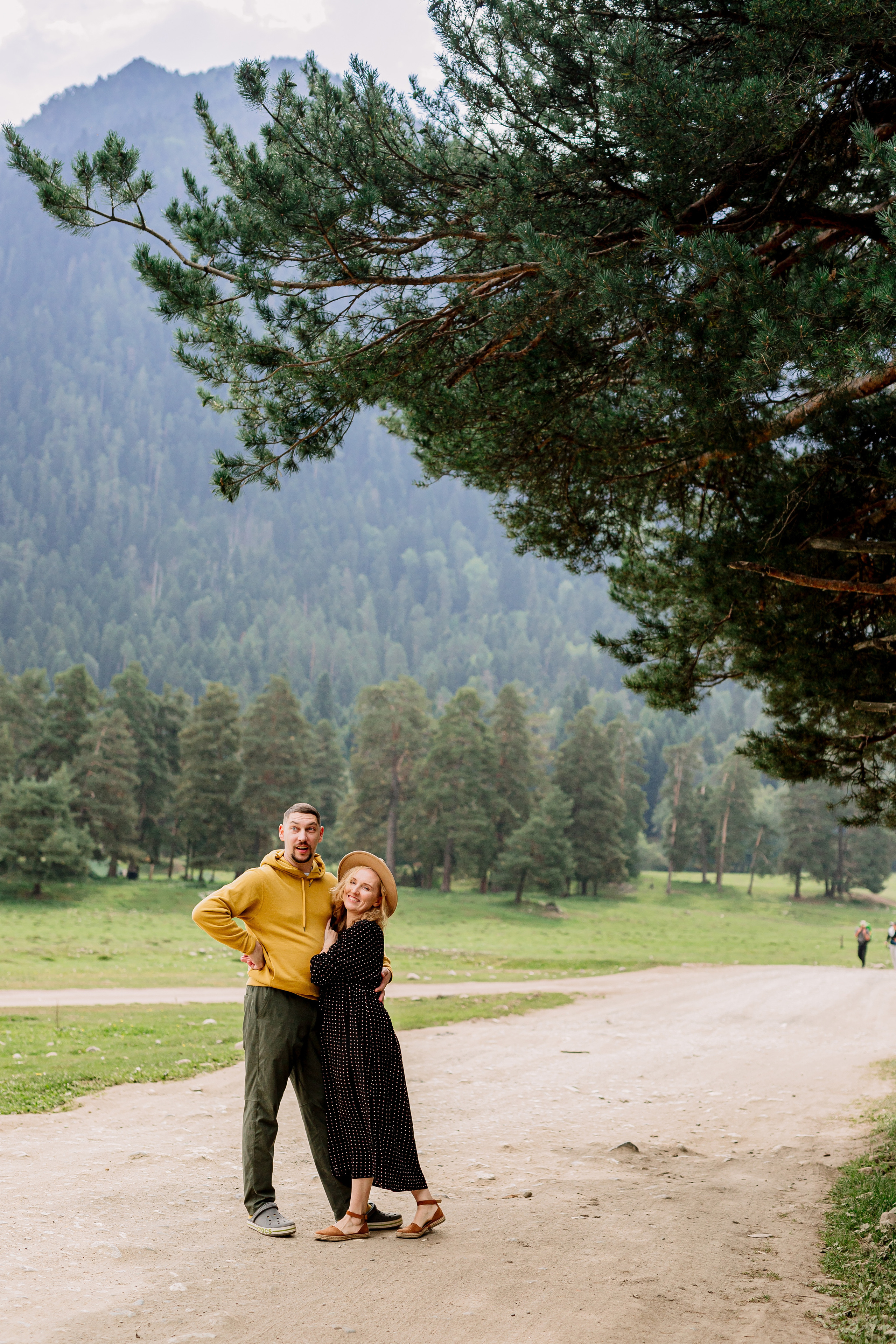 Архыз, горы, лес, семейная съемка в горах, Выездная съемка, фотограф на выезд, семейный фотограф в Астрахани, семейный фотограф,  фотография пары на фоне гор под деревом