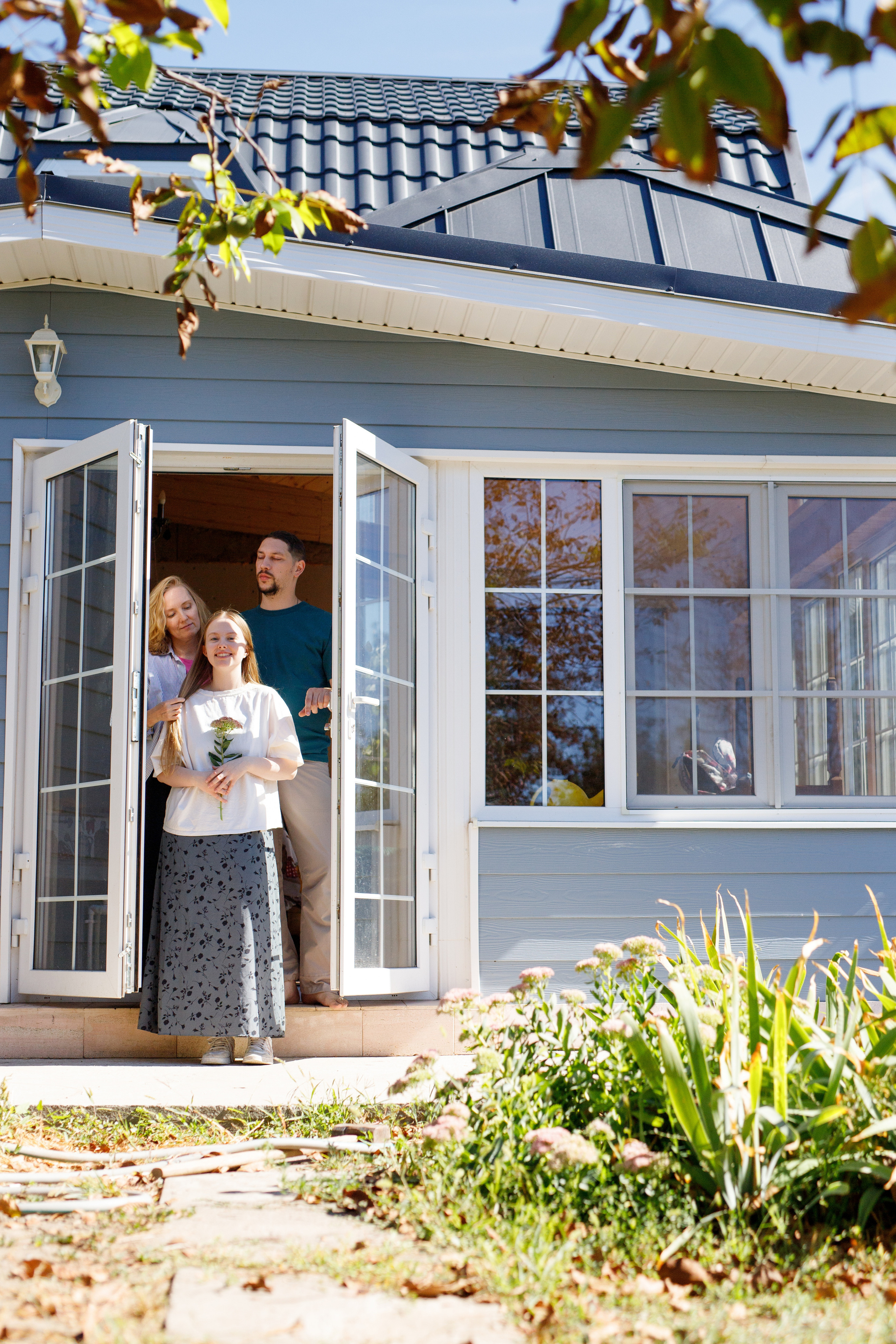 Семейный фотограф в Астрахани, семейная съемка в Астрахани, съемка дома в Астрахани, съемка в загородном доме, съемка на даче,  Мама с дочкой, портрет мамы с дочкой на доче