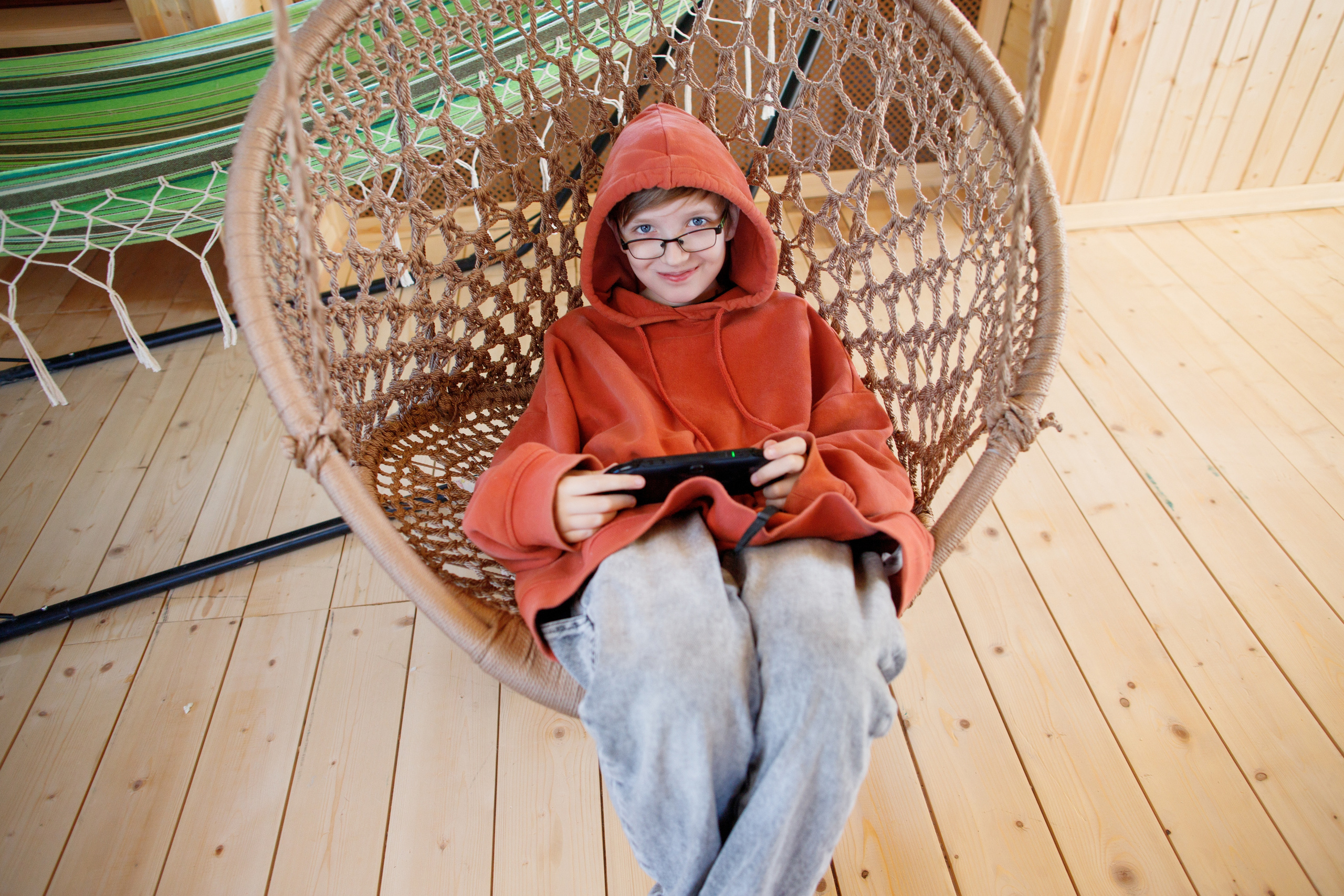 Семейный фотограф в Астрахани, семейная съемка в Астрахани, съемка дома в Астрахани, съемка в загородном доме, съемка на даче, мальчик играет в подвесном кресле