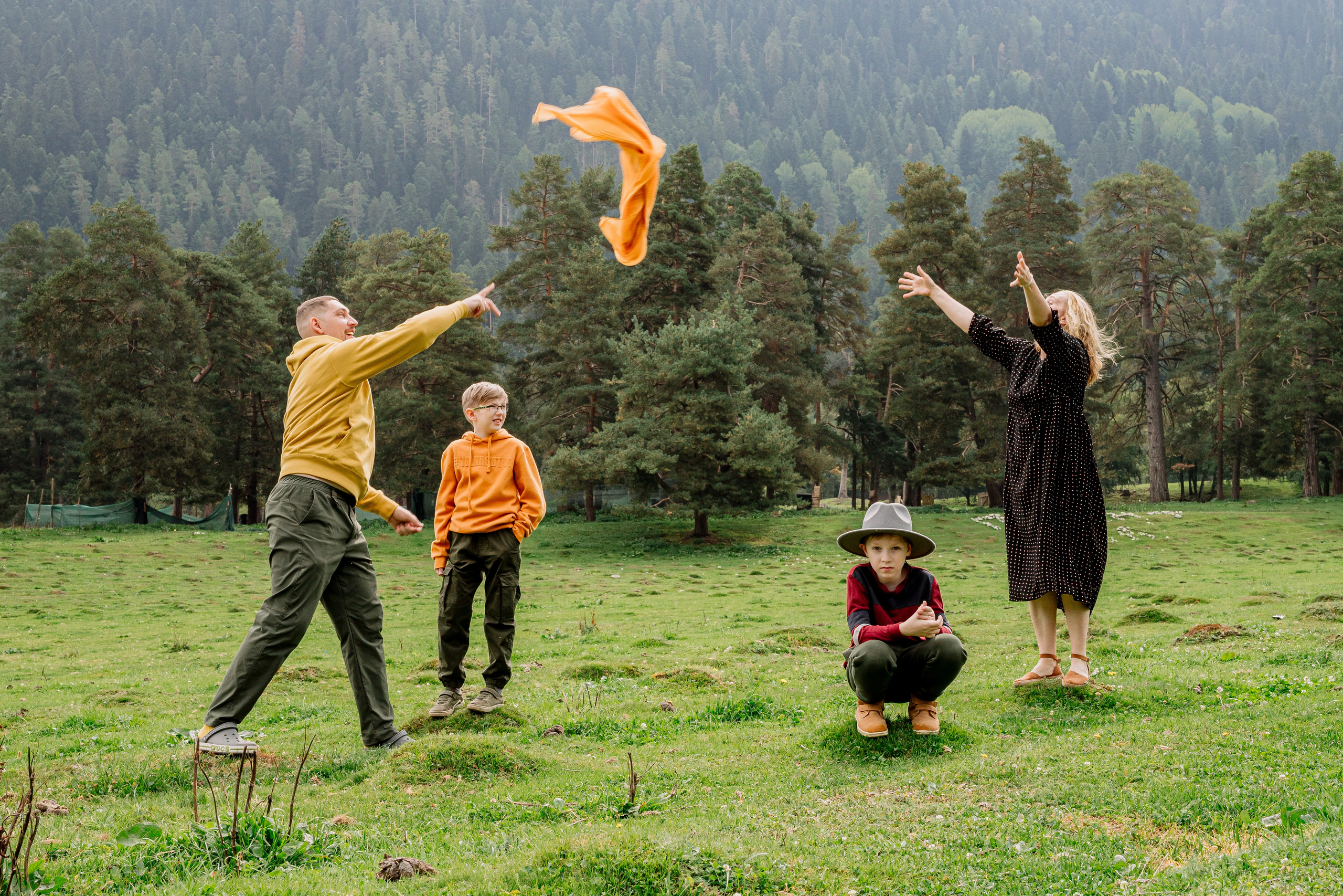 Архыз, горы, лес, семейная съемка в горах, Выездная съемка, фотограф на выезд, семейный фотограф в Астрахани, семейный фотограф, семья веселиться в горах, семейный портрет, желтый шарф