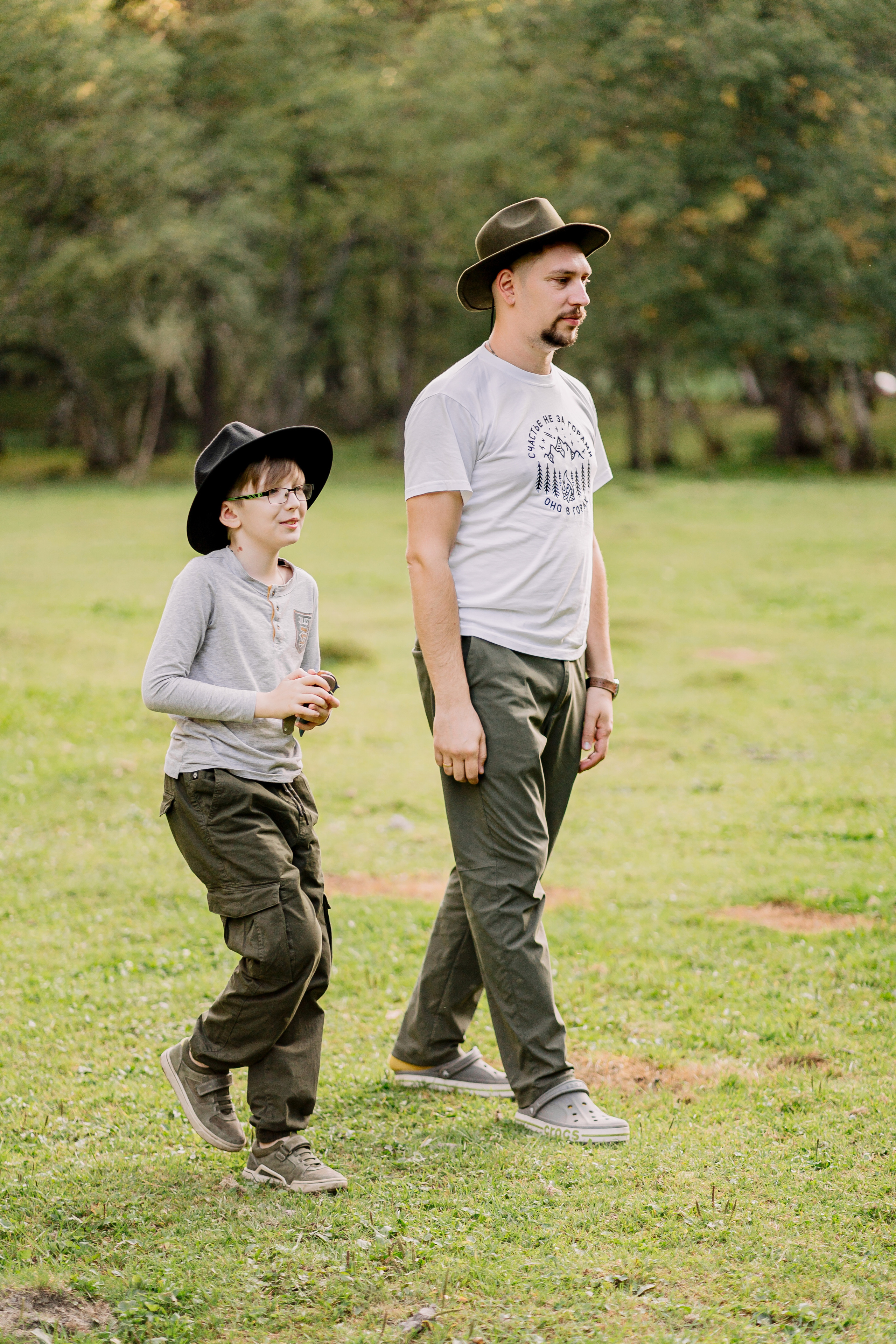 Архыз, горы, лес, семейная съемка в горах,Выездная съемка, фотограф на выезд, семейный фотограф в Астрахани, семейный фотограф, портрет отца и сына, отец с сыном гуляют в горах