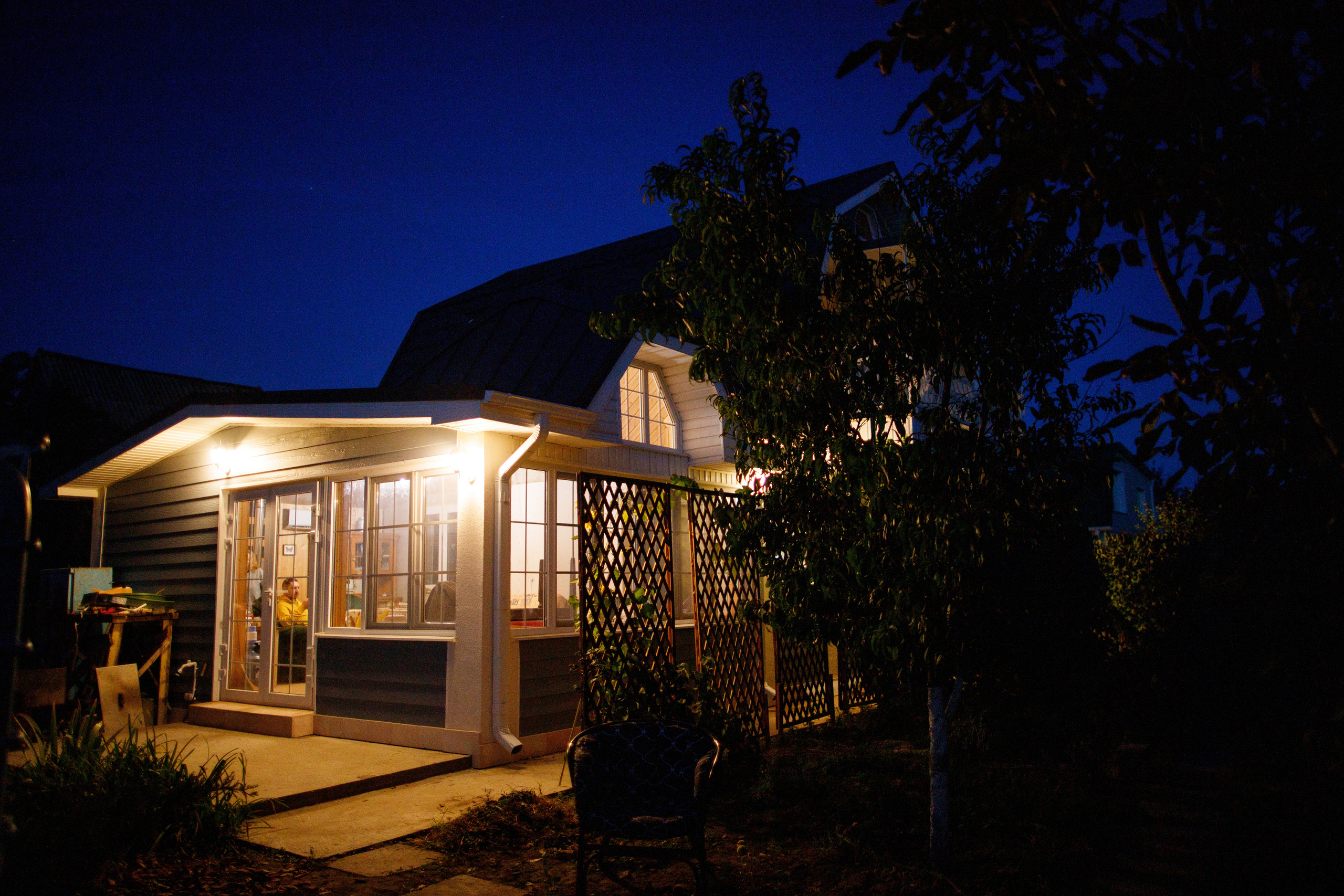 Семейный фотограф в Астрахани, семейная съемка в Астрахани, съемка дома в Астрахани, съемка в загородном доме, съемка на даче, ночная съемка, загородный домик ночью.