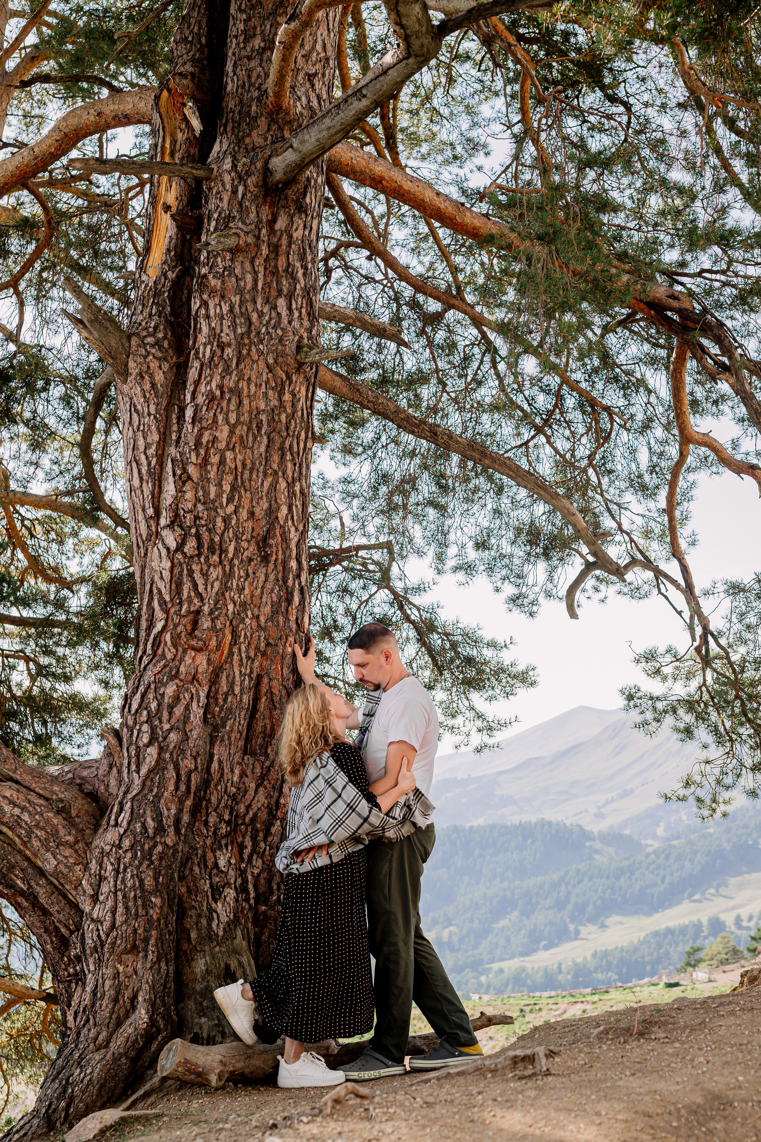 Архыз, горы, лес, семейная съемка в горах, Выездная съемка, фотограф на выезд, семейный фотограф в Астрахани, семейный фотограф,  фотография пары под очень большим деревом