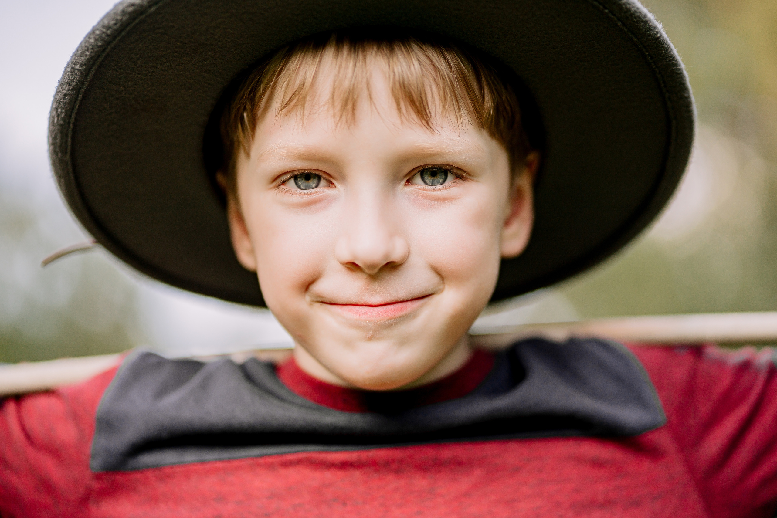 Архыз, горы, лес, семейная съемка в горах, Выездная съемка, фотограф на выезд, семейный фотограф в Астрахани, семейный фотограф, крупный портрет мальчика в шляпе