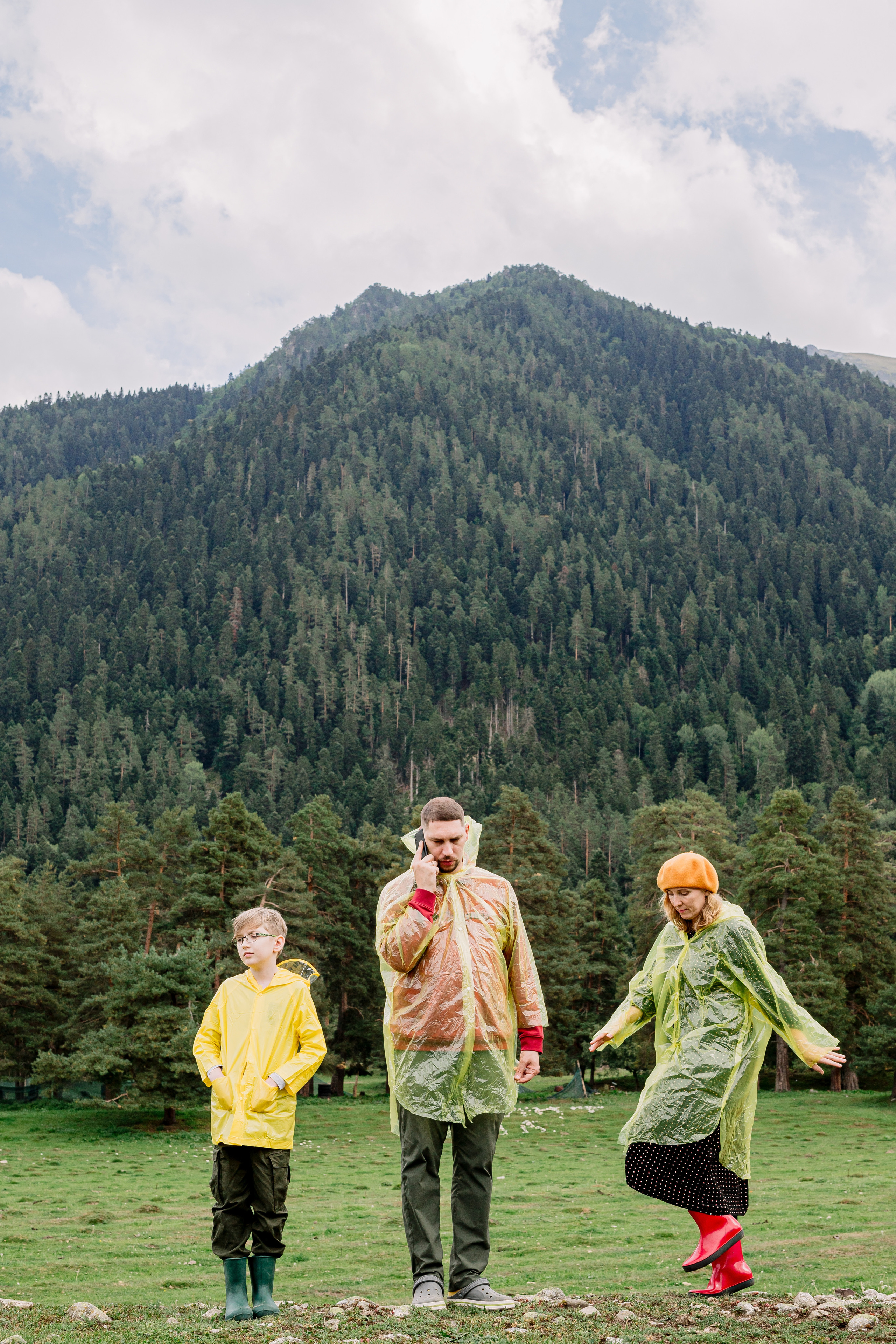 Архыз, горы, лес, семейная съемка в горах, Выездная съемка, фотограф на выезд, семейный фотограф в Астрахани, семейный фотограф,  семейный портрет в горах под дождем, семейный портрет в дождевиках. фотосессия в дождевиках