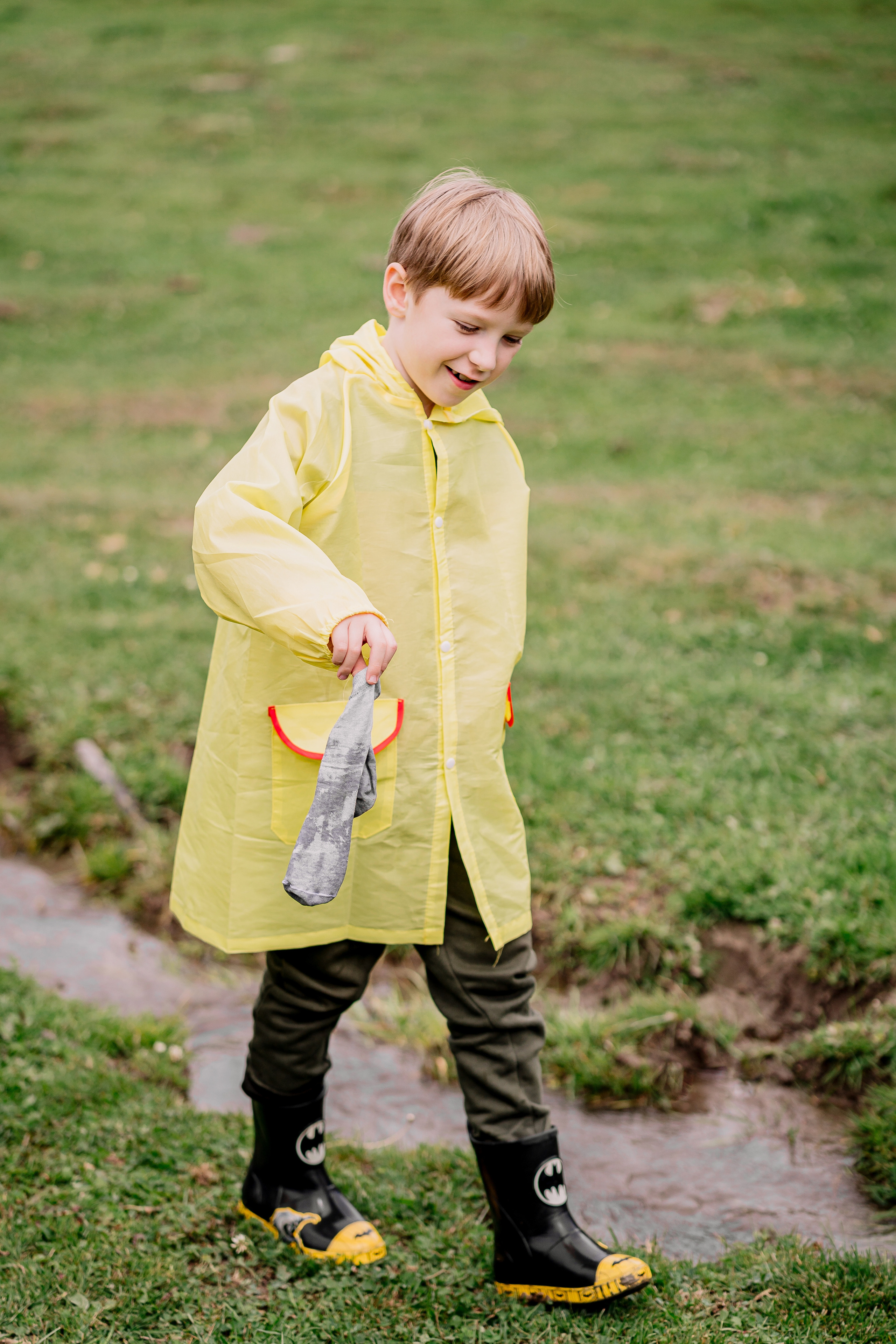 Архыз, горы, лес, семейная съемка в горах, мальчик гуляет в дождевике 