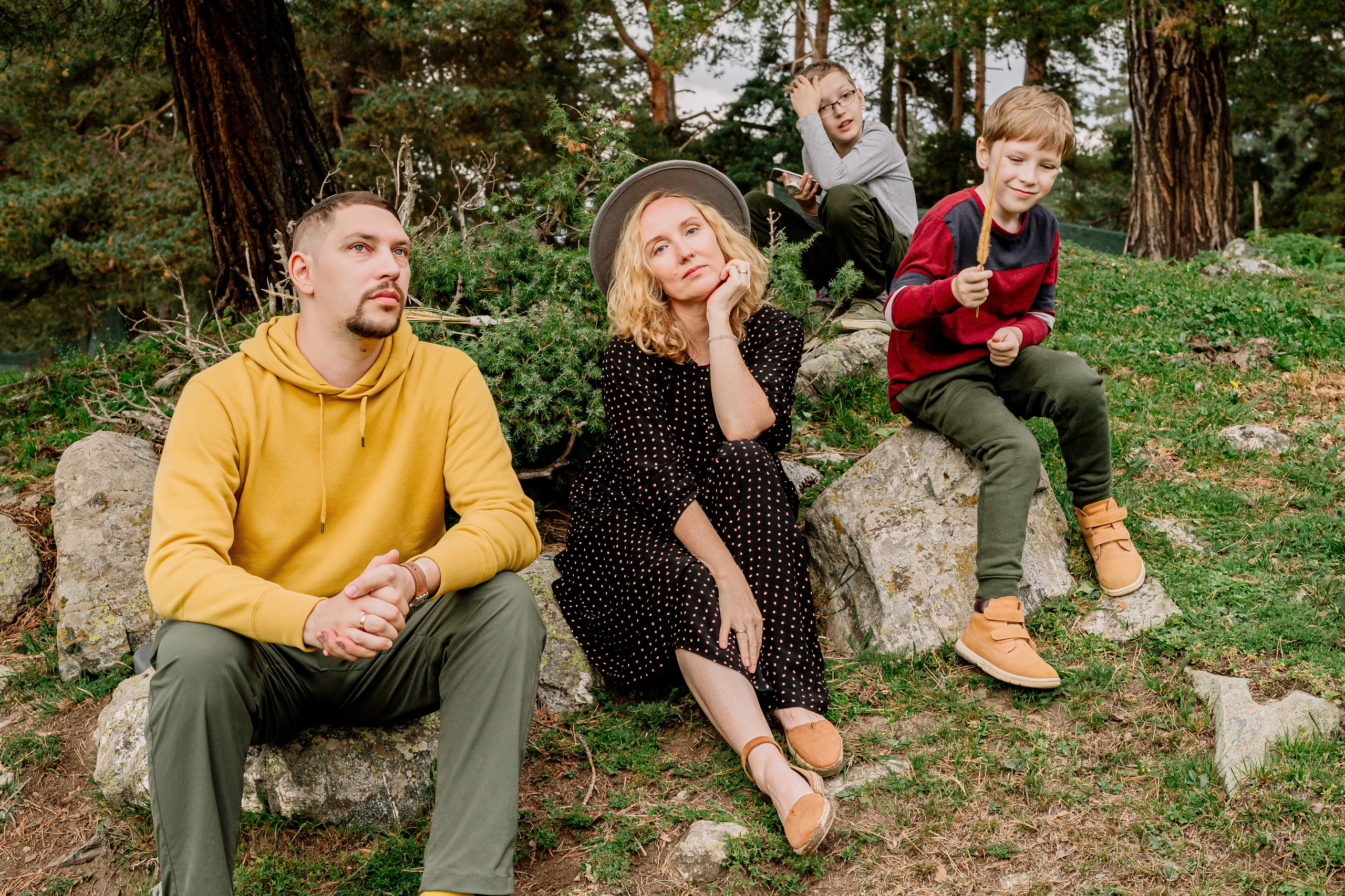 Архыз, горы, лес, семейная съемка в горах, Выездная съемка, фотограф на выезд, семейный фотограф в Астрахани, семейный фотограф,  семейный портрет в горах под деревом