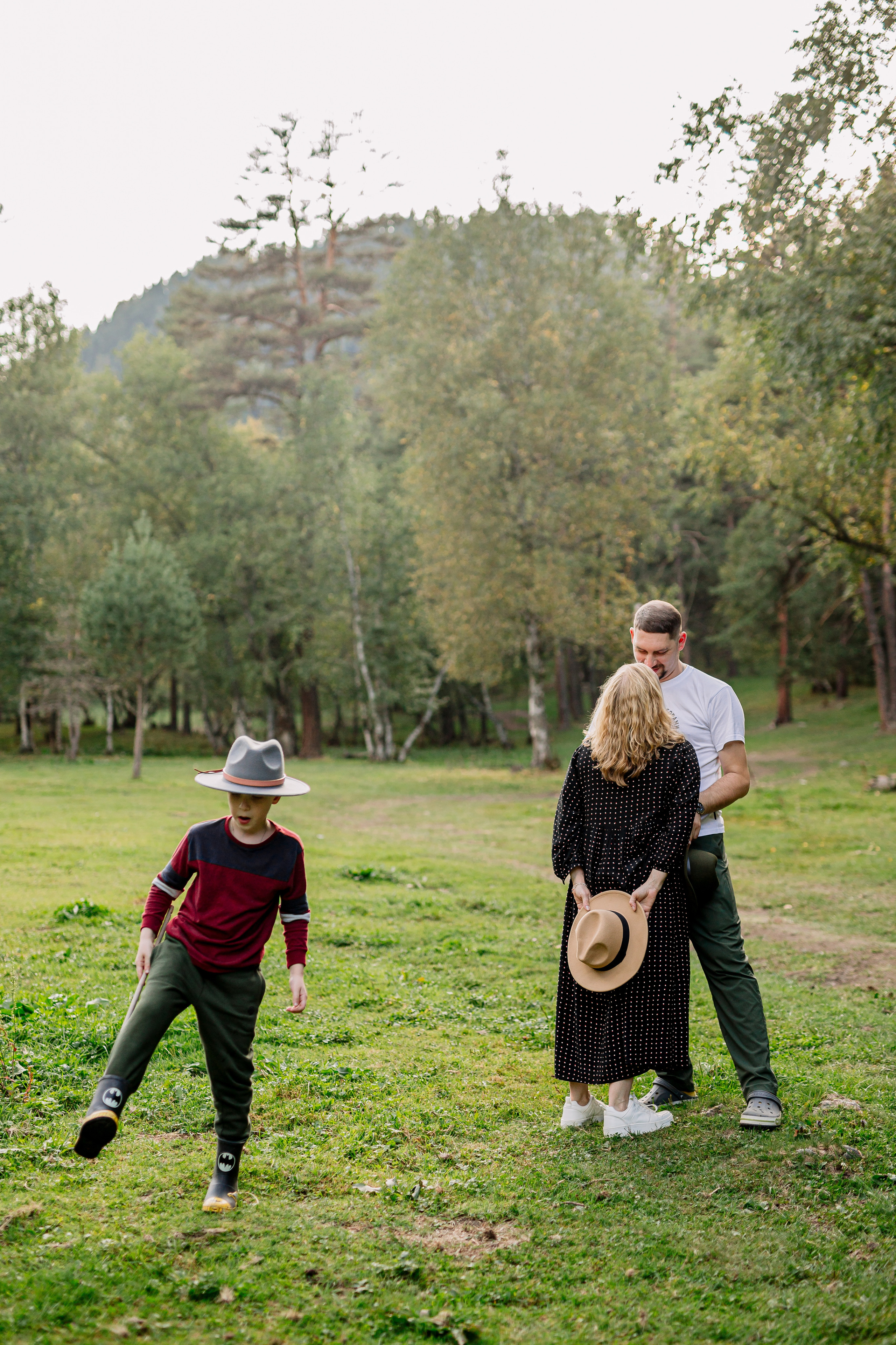 Архыз, горы, лес, семейная съемка в горах,  Выездная съемка, фотограф на выезд, семейный фотограф в Астрахани, семейный фотограф,  семейный портрет в горах 