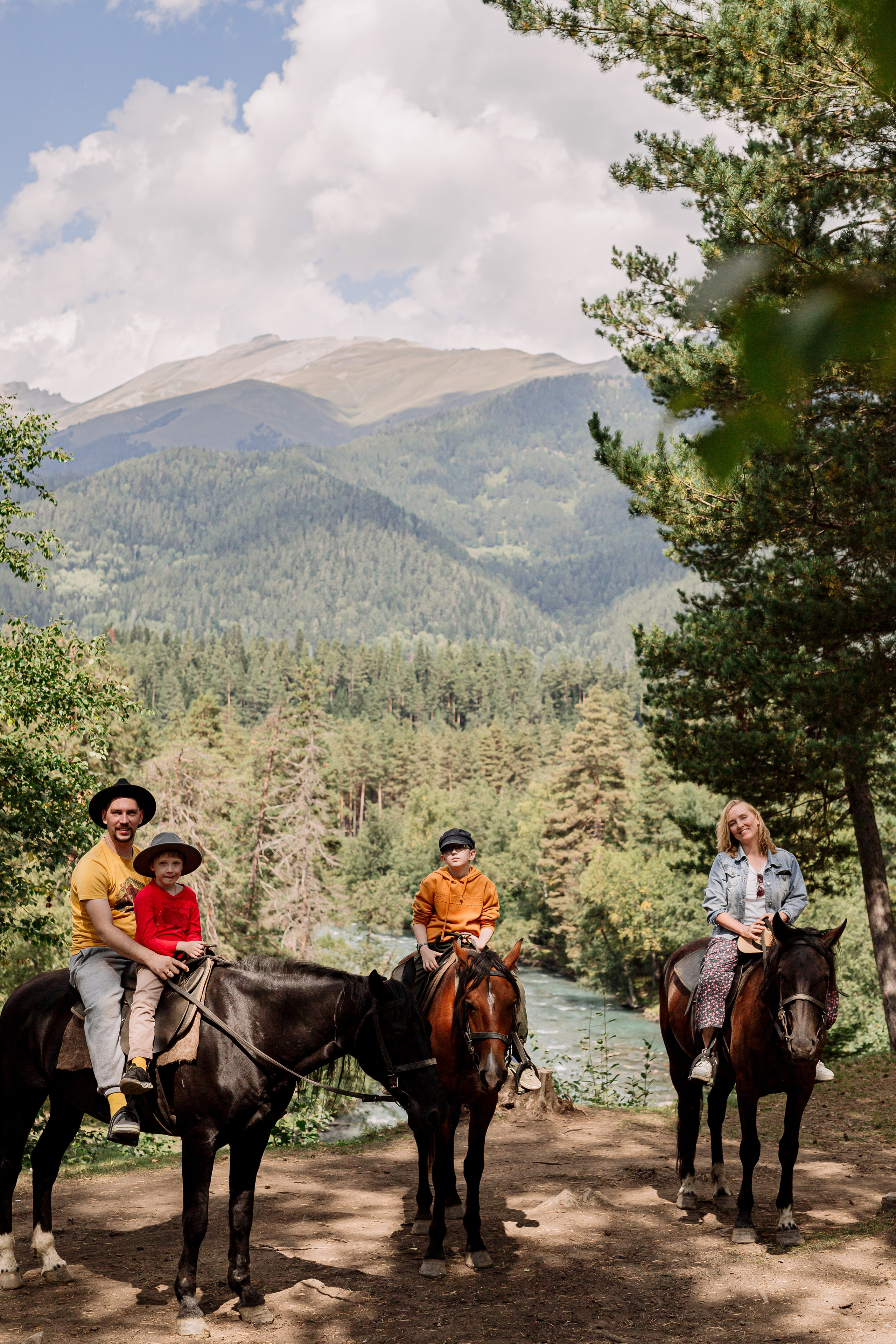  Архыз, горы, лес, семейная съемка в горах, Выездная съемка, фотограф на выезд, семейный фотограф в Астрахани, семейный фотограф, прогулка на лошадях, фотосессия с лошадями, 
