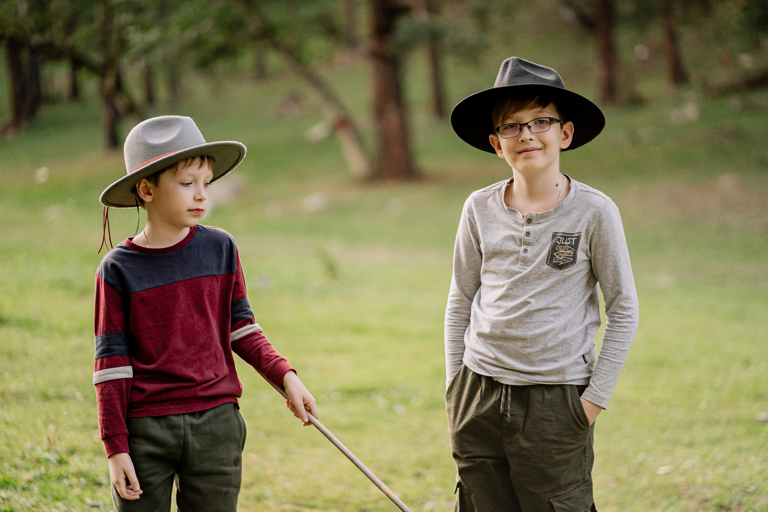 Архыз, горы, лес, семейная съемка в горах, Выездная съемка, фотограф на выезд, семейный фотограф в Астрахани, семейный фотограф, портрет двух братьев в шляпах