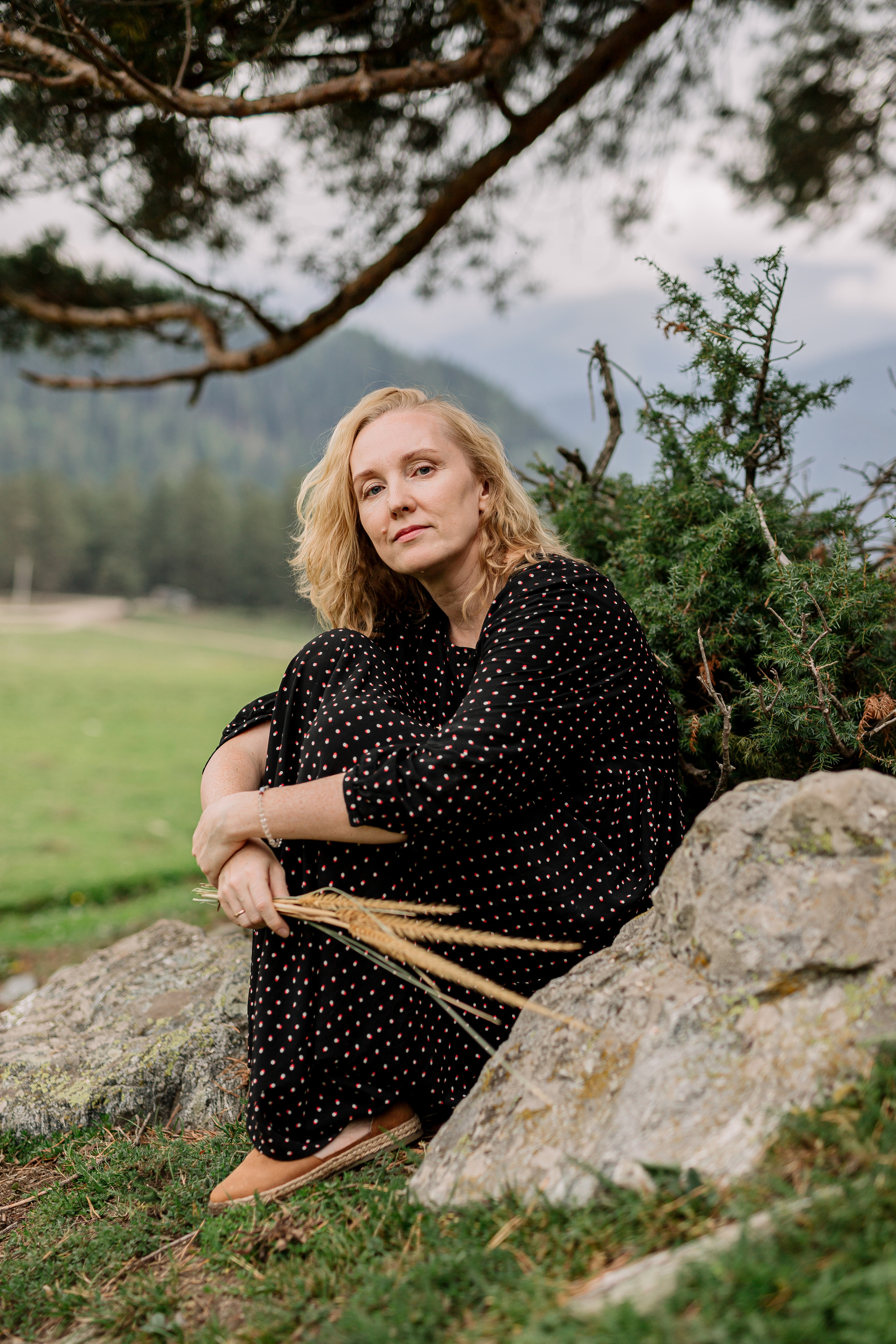 Архыз, горы, лес, семейная съемка в горах, Выездная съемка, фотограф на выезд, семейный фотограф в Астрахани, семейный фотограф,  девушка сидит под деревом