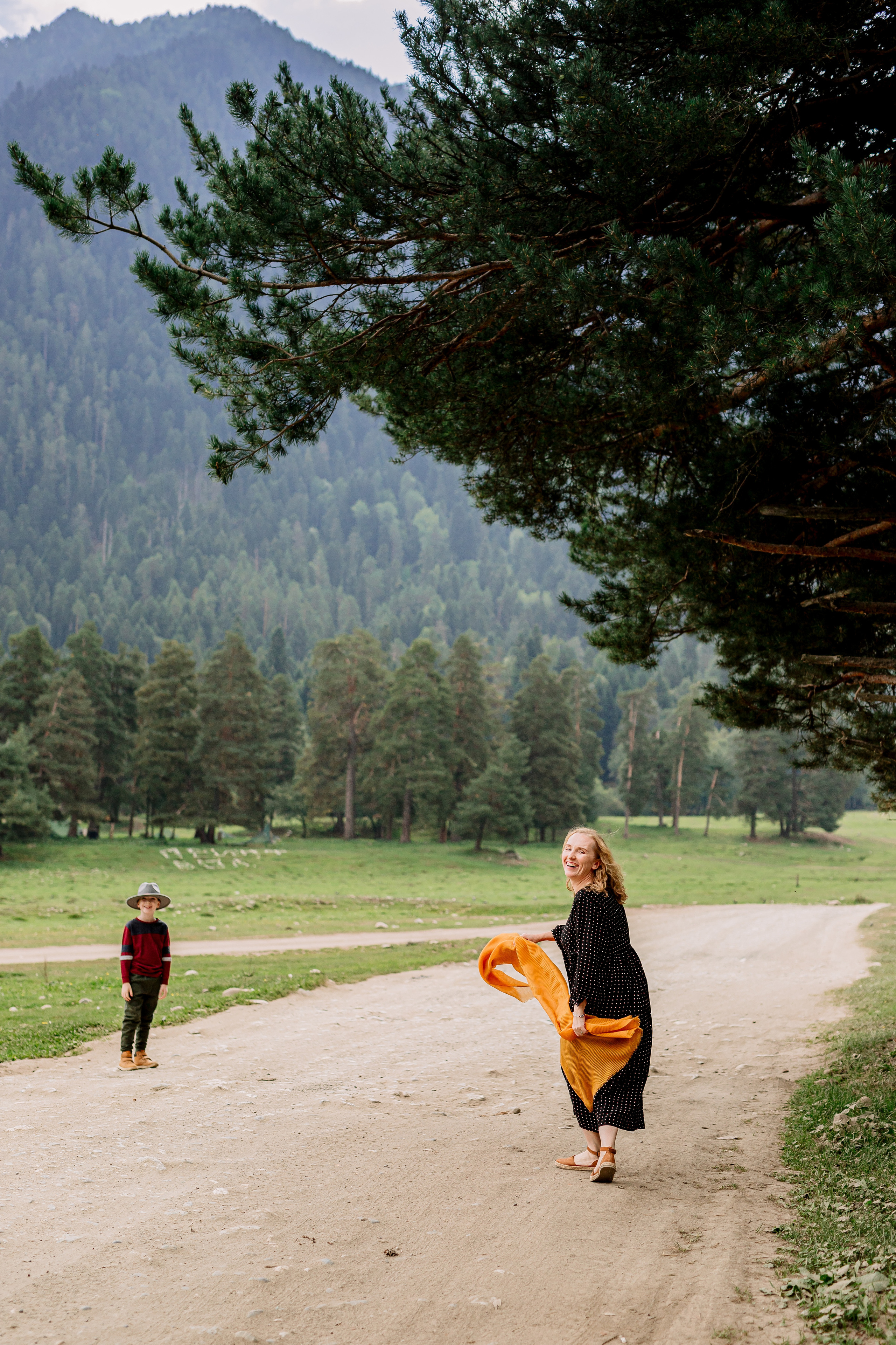 Архыз, горы, лес, семейная съемка в горах, Выездная съемка, фотограф на выезд, семейный фотограф в Астрахани, семейный фотограф, Мама с сыном, 