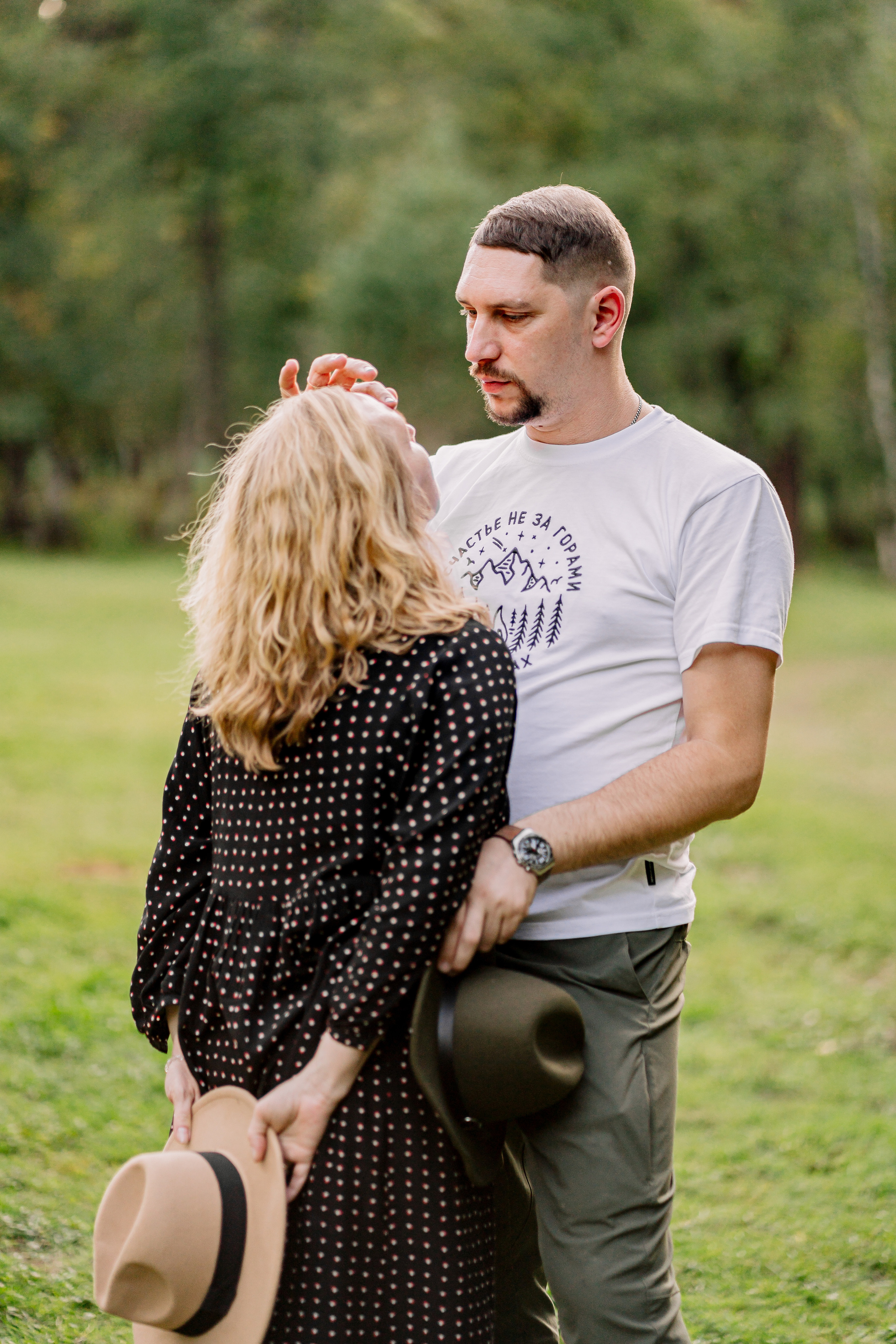 Архыз, горы, лес, семейная съемка в горах, Выездная съемка, фотограф на выезд, семейный фотограф в Астрахани, семейный фотограф,  семейный портрет в горах пара в шляпах обнимается на закатном солнце