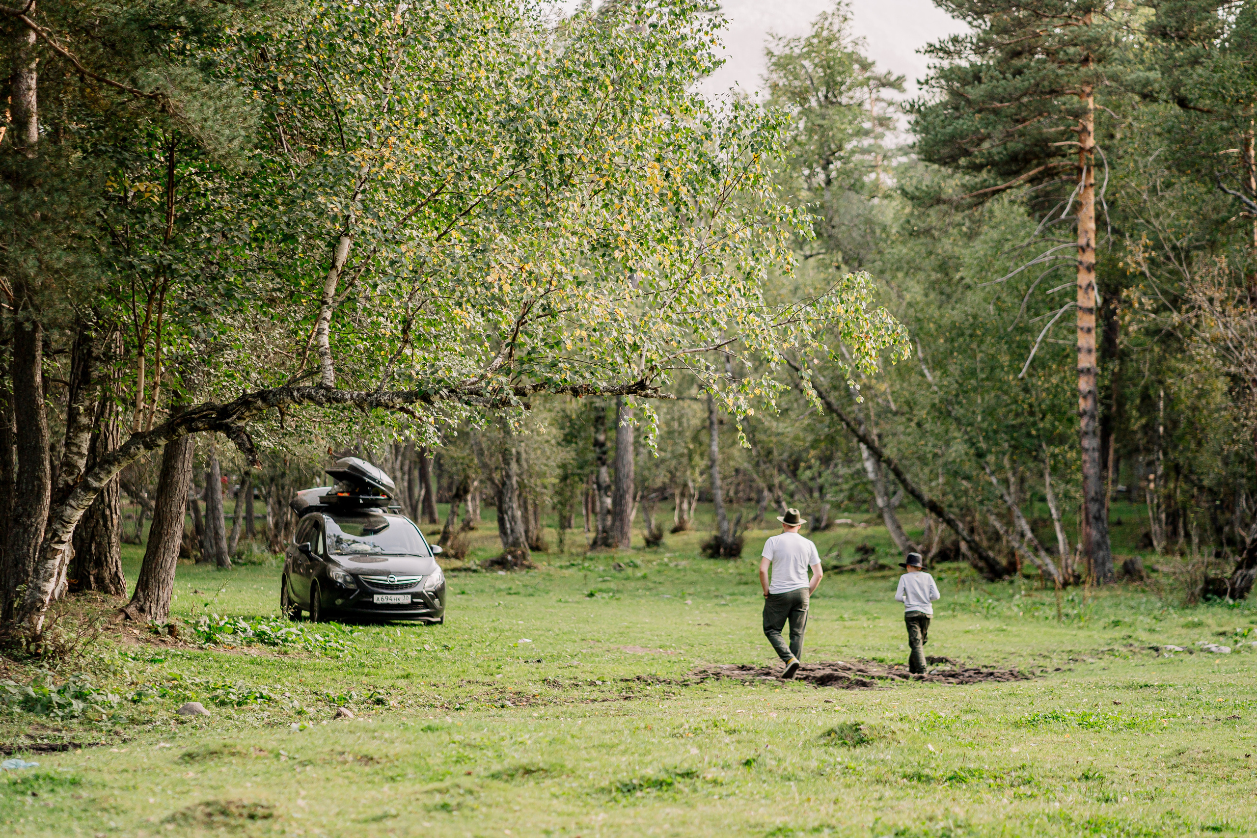 Архыз, горы, лес, семейная съемка в горах,Выездная съемка, фотограф на выезд, семейный фотограф в Астрахани, семейный фотограф, портрет отца и сына, отец с сыном гуляют в горах