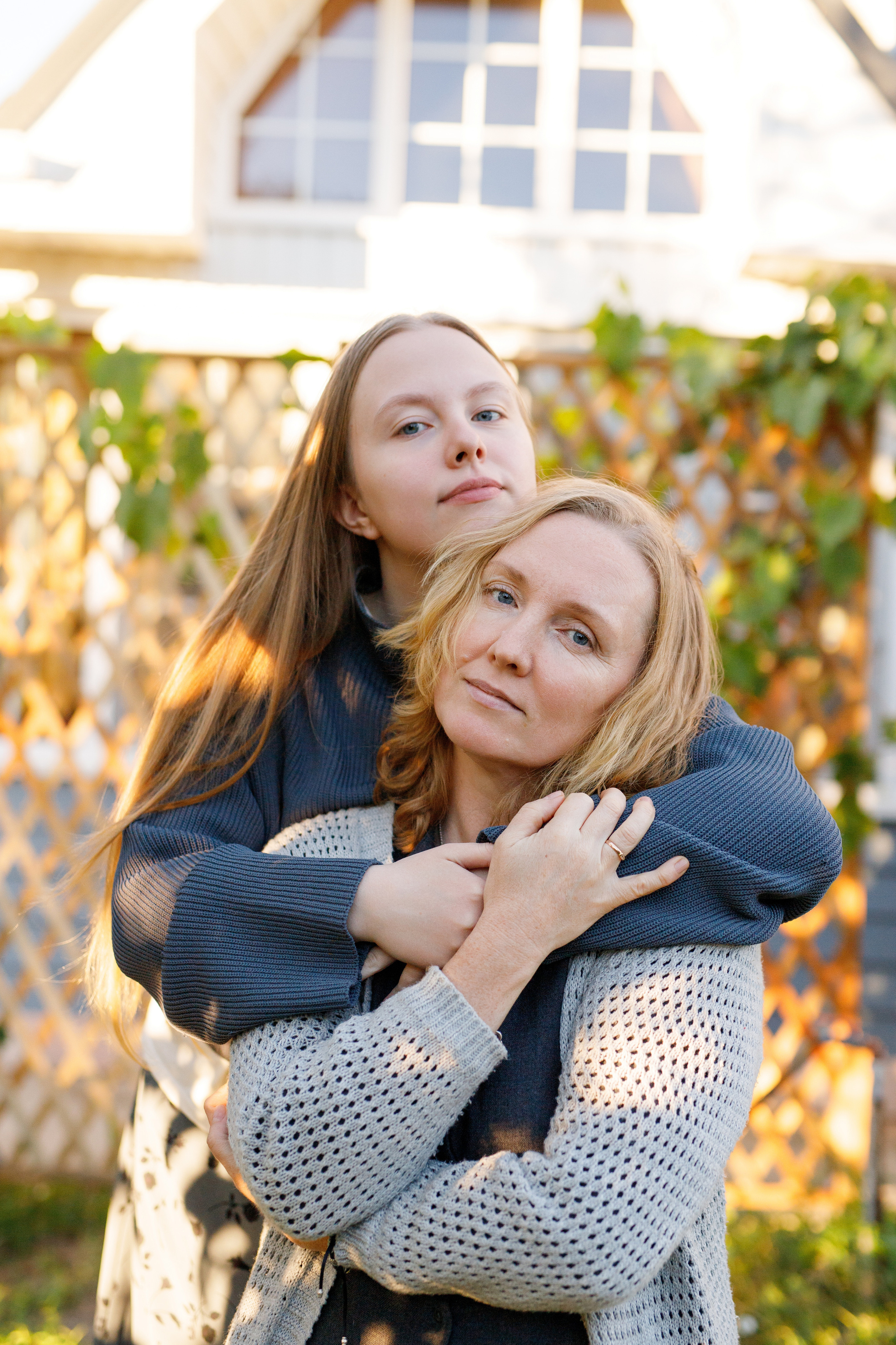 Семейный фотограф в Астрахани, семейная съемка в Астрахани, съемка дома в Астрахани, съемка в загородном доме, съемка на даче, Мама с дочкой, портрет мамы с дочкой на доче