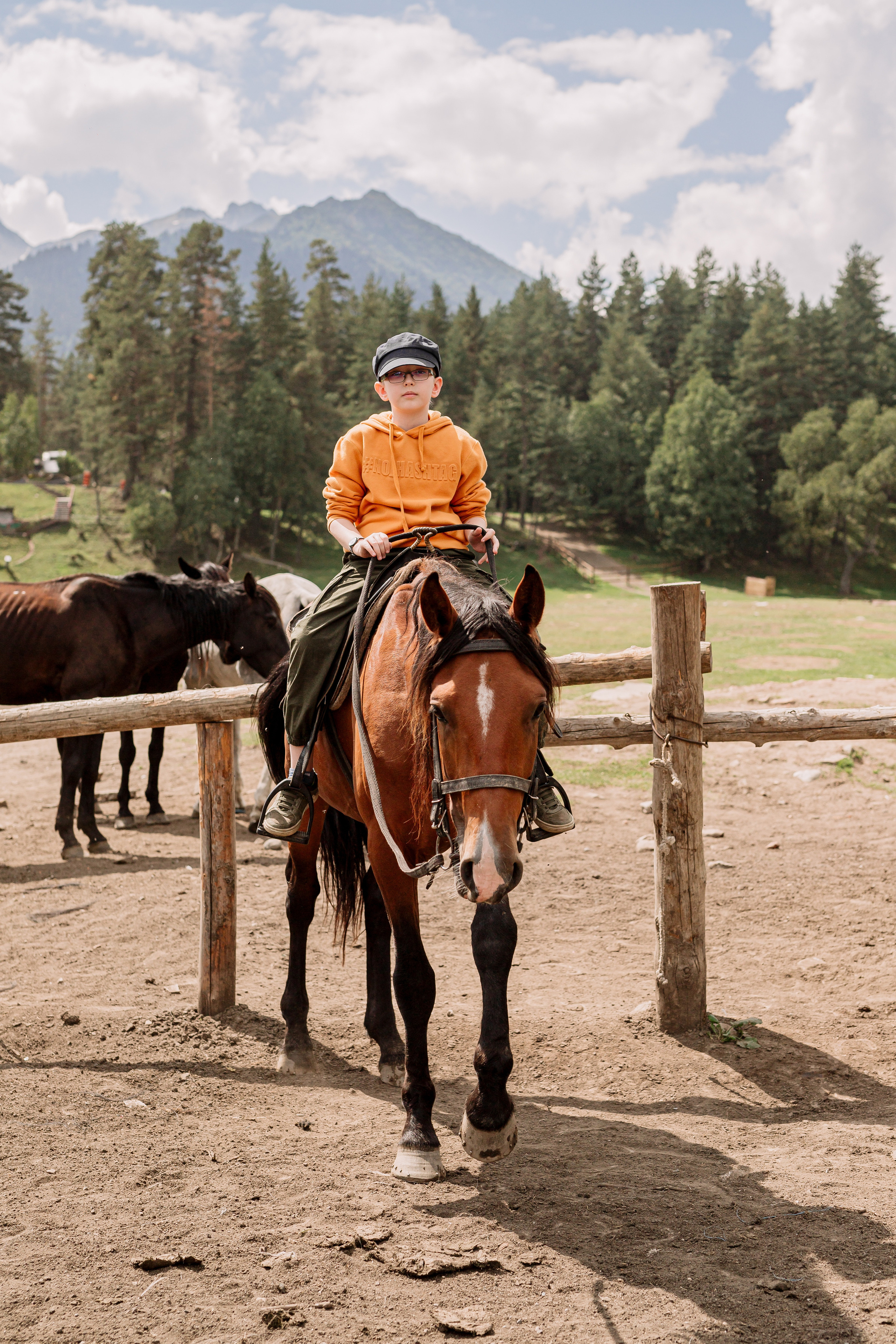 Архыз, горы, лес, семейная съемка в горах, Выездная съемка, фотограф на выезд, семейный фотограф в Астрахани, семейный фотограф, прогулка на лошадях, фотосессия с лошадями, 