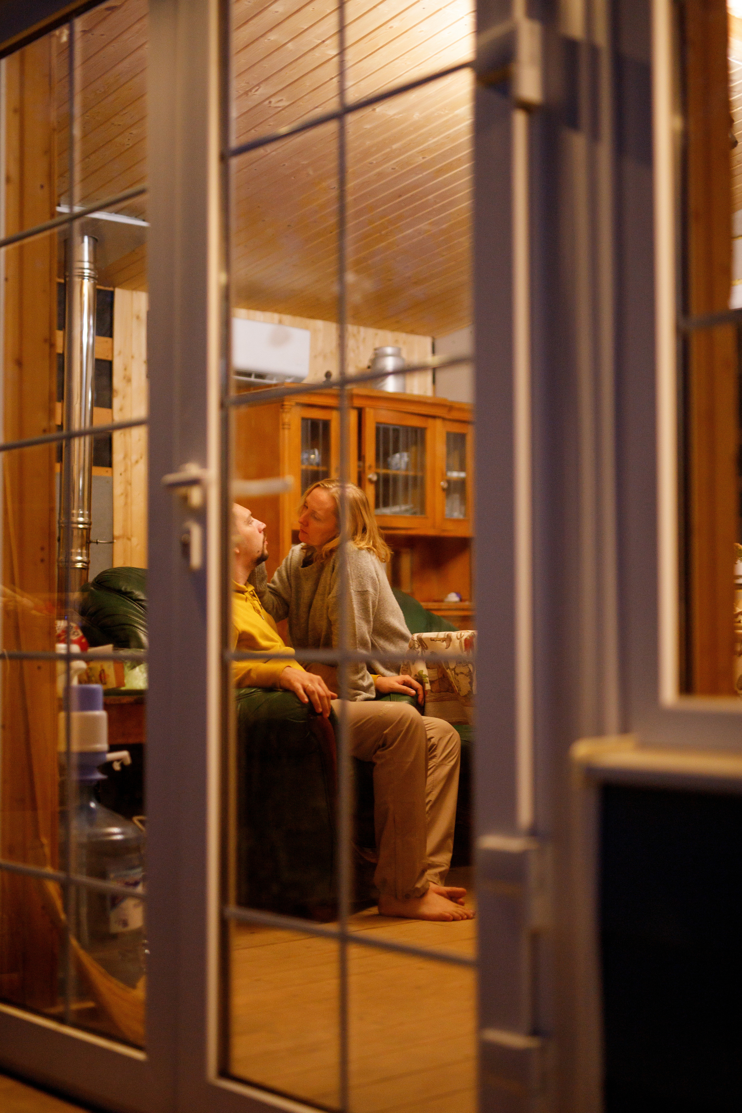 Семейный фотограф в Астрахани, семейная съемка в Астрахани, съемка дома в Астрахани, съемка в загородном доме, съемка на даче, ночная съемка, пара сидит ночью в загородном домике