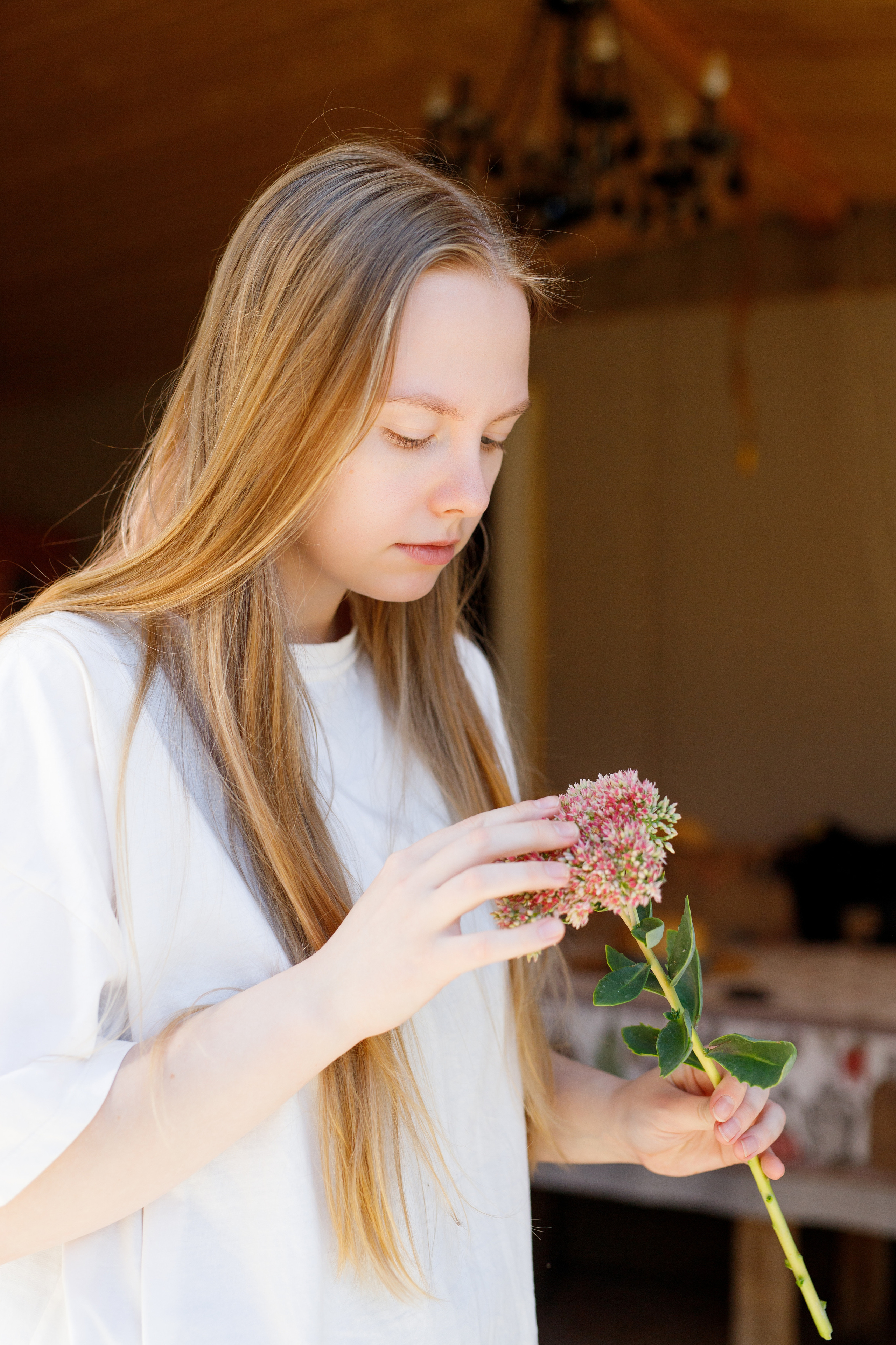 Семейный фотограф в Астрахани, семейная съемка в Астрахани, съемка дома в Астрахани, съемка в загородном доме, съемка на даче, портрет девушки на даче, девушка держит цветок,