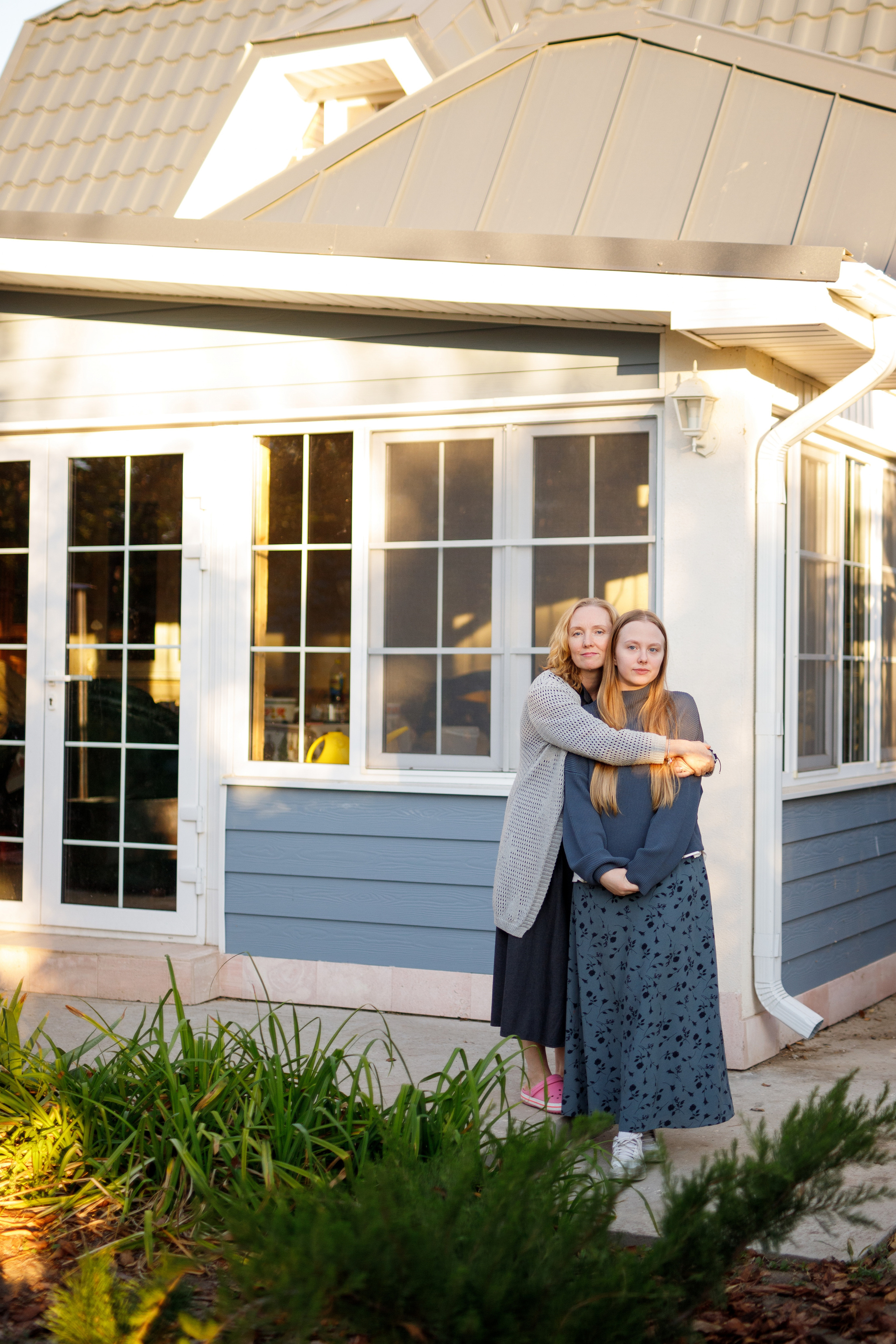 Семейный фотограф в Астрахани, семейная съемка в Астрахани, съемка дома в Астрахани, съемка в загородном доме, съемка на даче, Мама с дочкой, портрет мамы с дочкой на доче