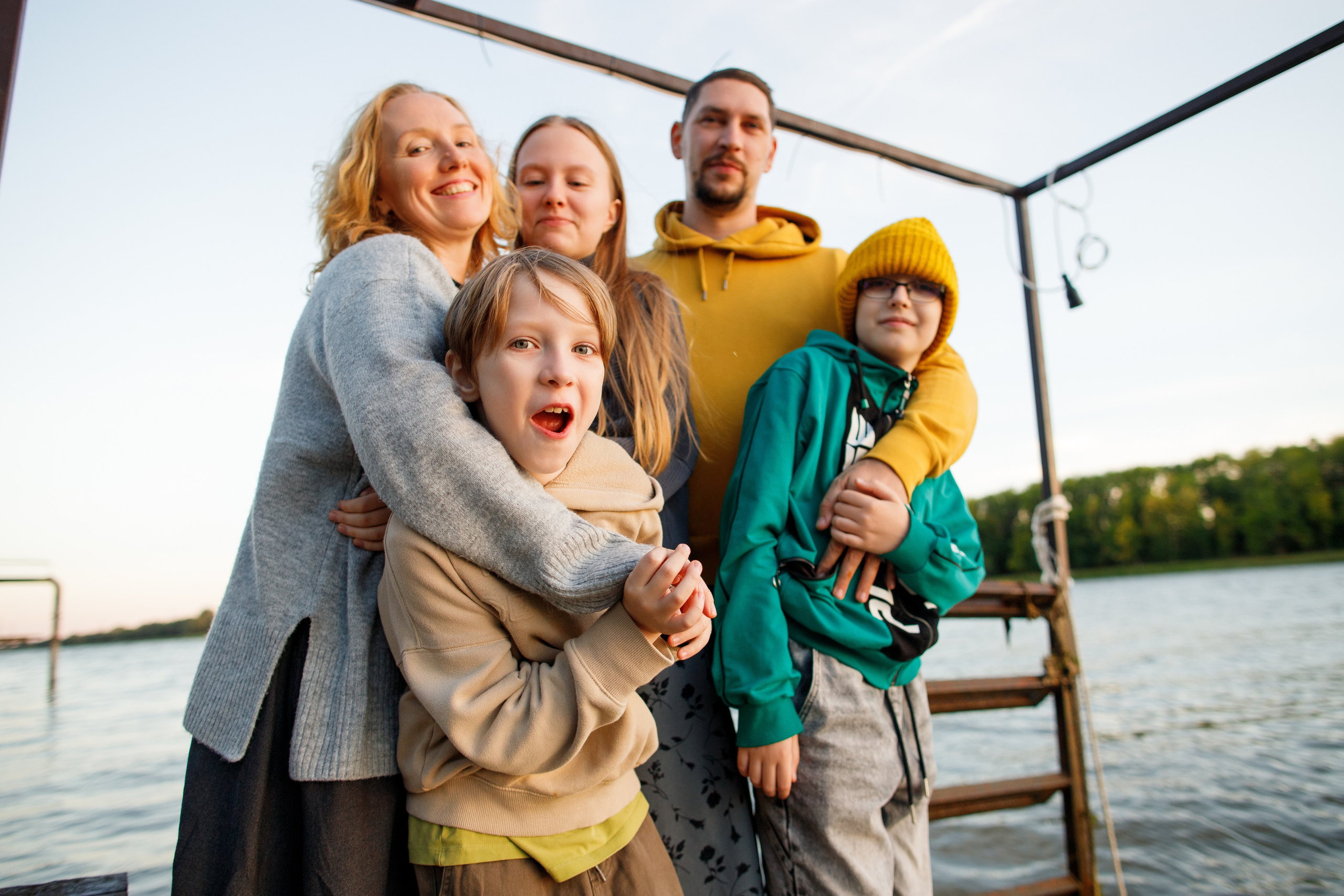 Семейный фотограф в Астрахани, семейная съемка в Астрахани, съемка дома в Астрахани, семейная прогулка по берегу реки, семейный портрет у реки 