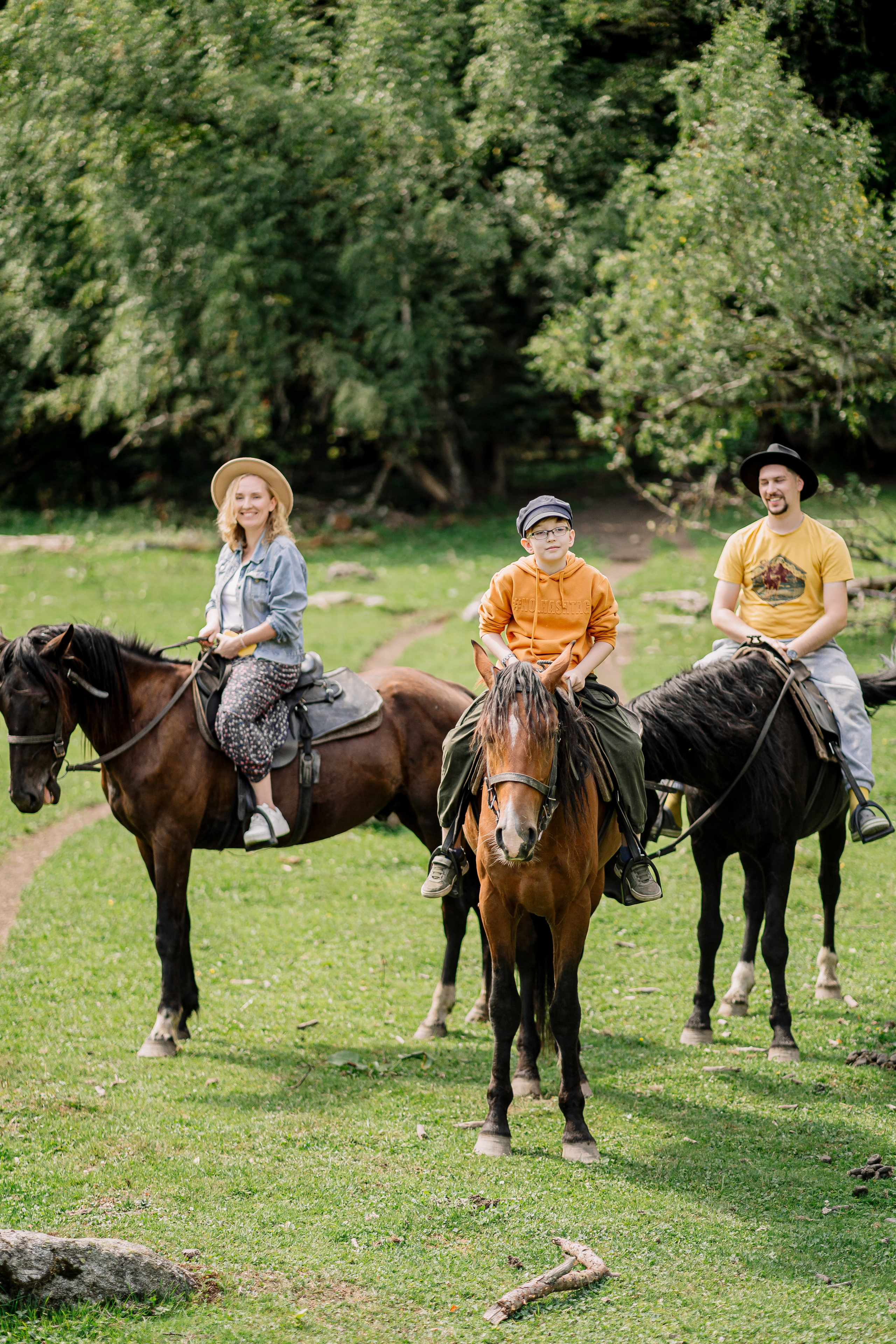 Архыз, горы, лес, семейная съемка в горах, Выездная съемка, фотограф на выезд, семейный фотограф в Астрахани, семейный фотограф, прогулка на лошадях, фотосессия с лошадями, 