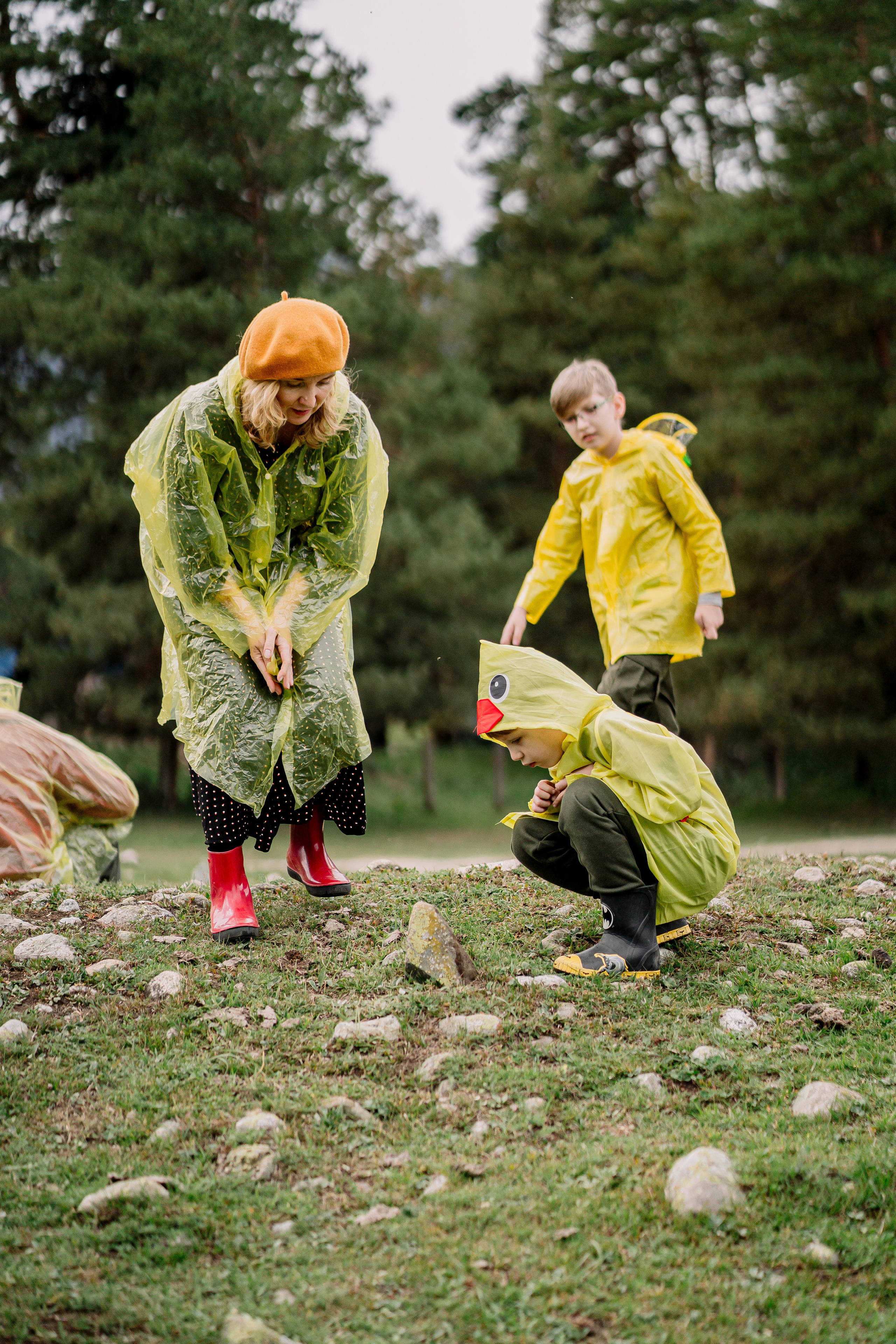 Архыз, горы, лес, семейная съемка в горах, Выездная съемка, фотограф на выезд, семейный фотограф в Астрахани, семейный фотограф,  семейный портрет в горах под дождем, семейный портрет в дождевиках. фотосессия в дождевиках