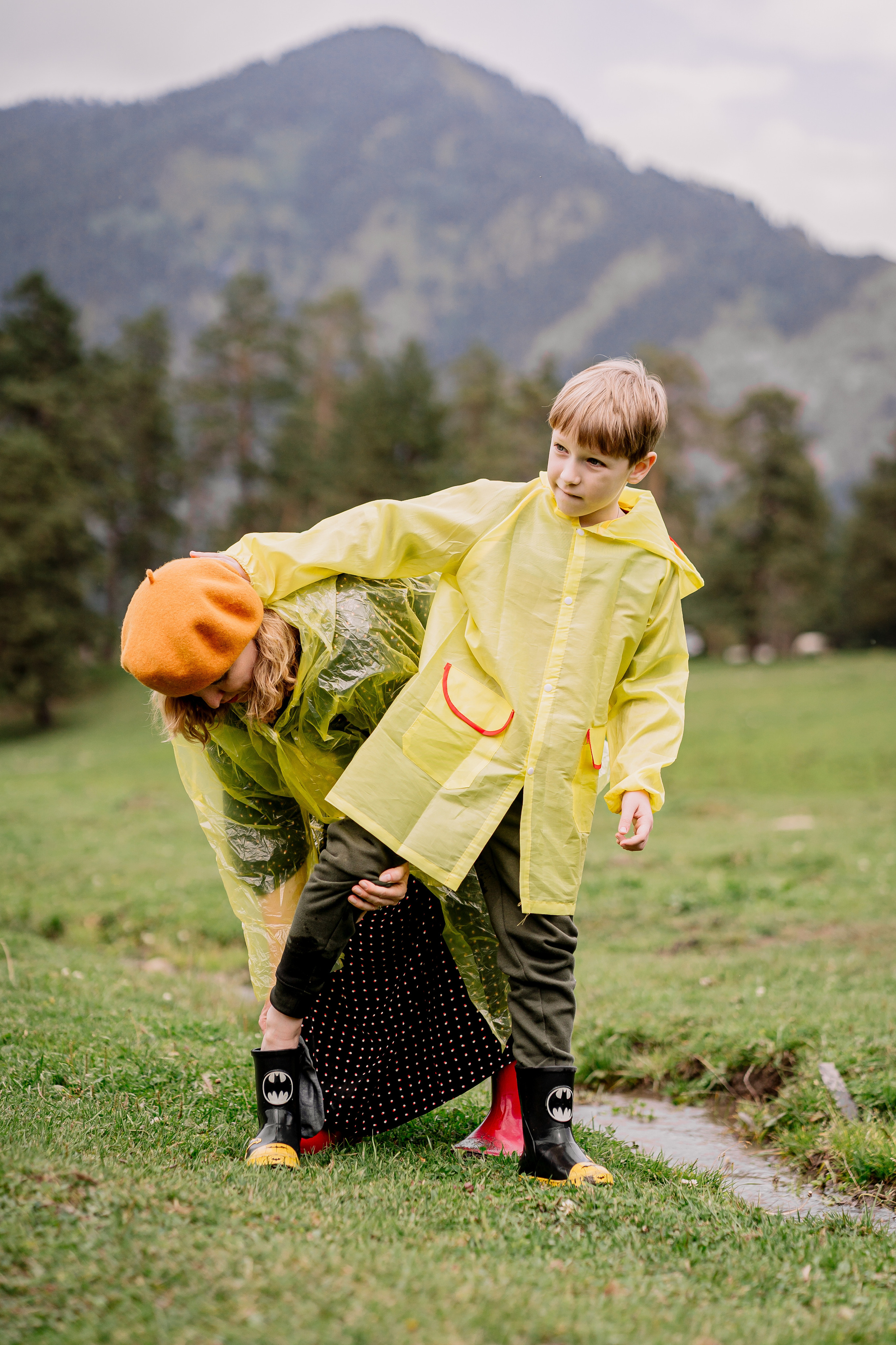 Архыз, горы, лес, семейная съемка в горах, Выездная съемка, фотограф на выезд, семейный фотограф в Астрахани, семейный фотограф,  семейный портрет в горах под дождем, семейный портрет в дождевиках. фотосессия в дождевиках