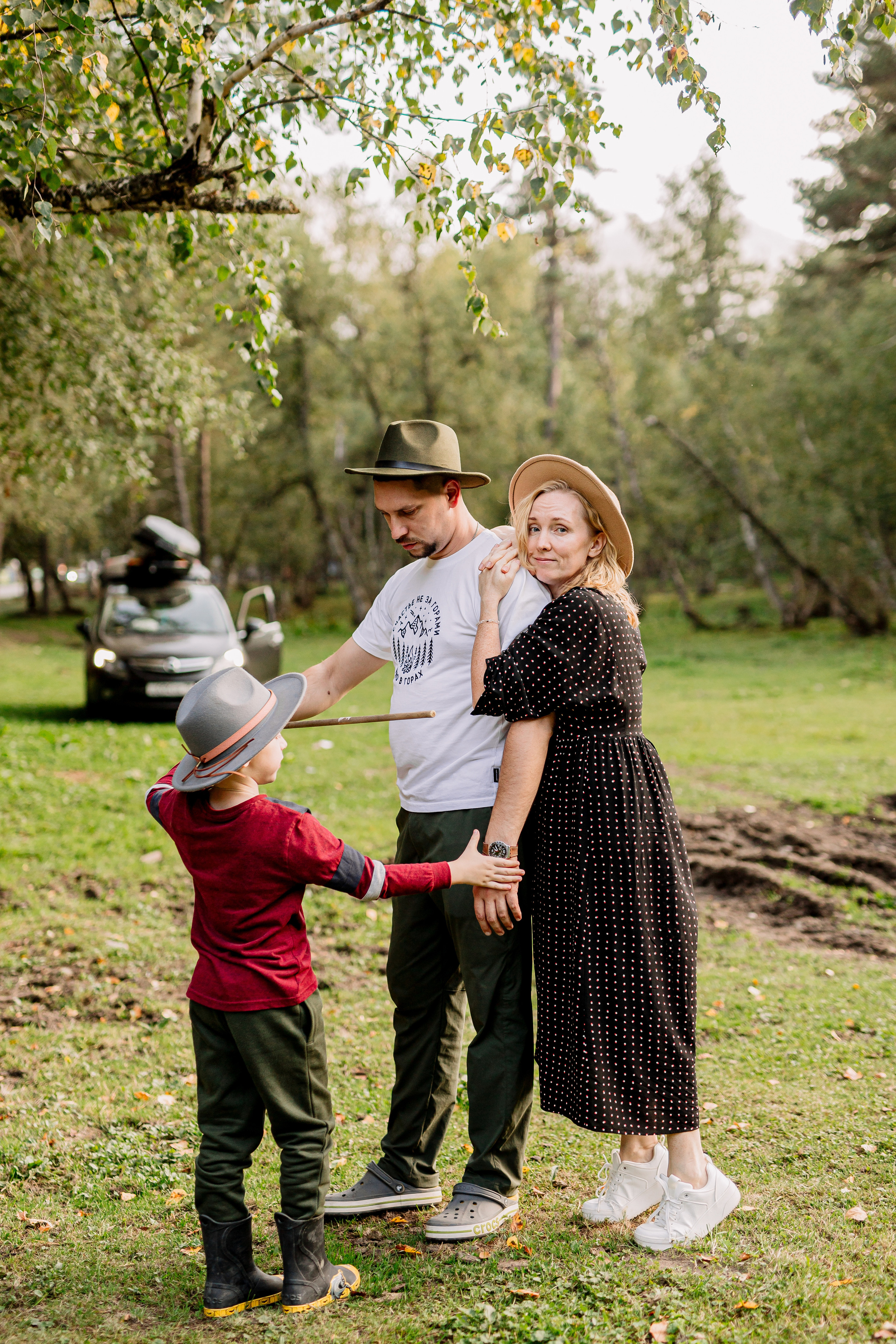 Архыз, горы, лес, семейная съемка в горах,  Выездная съемка, фотограф на выезд, семейный фотограф в Астрахани, семейный фотограф,  семейный портрет в горах 