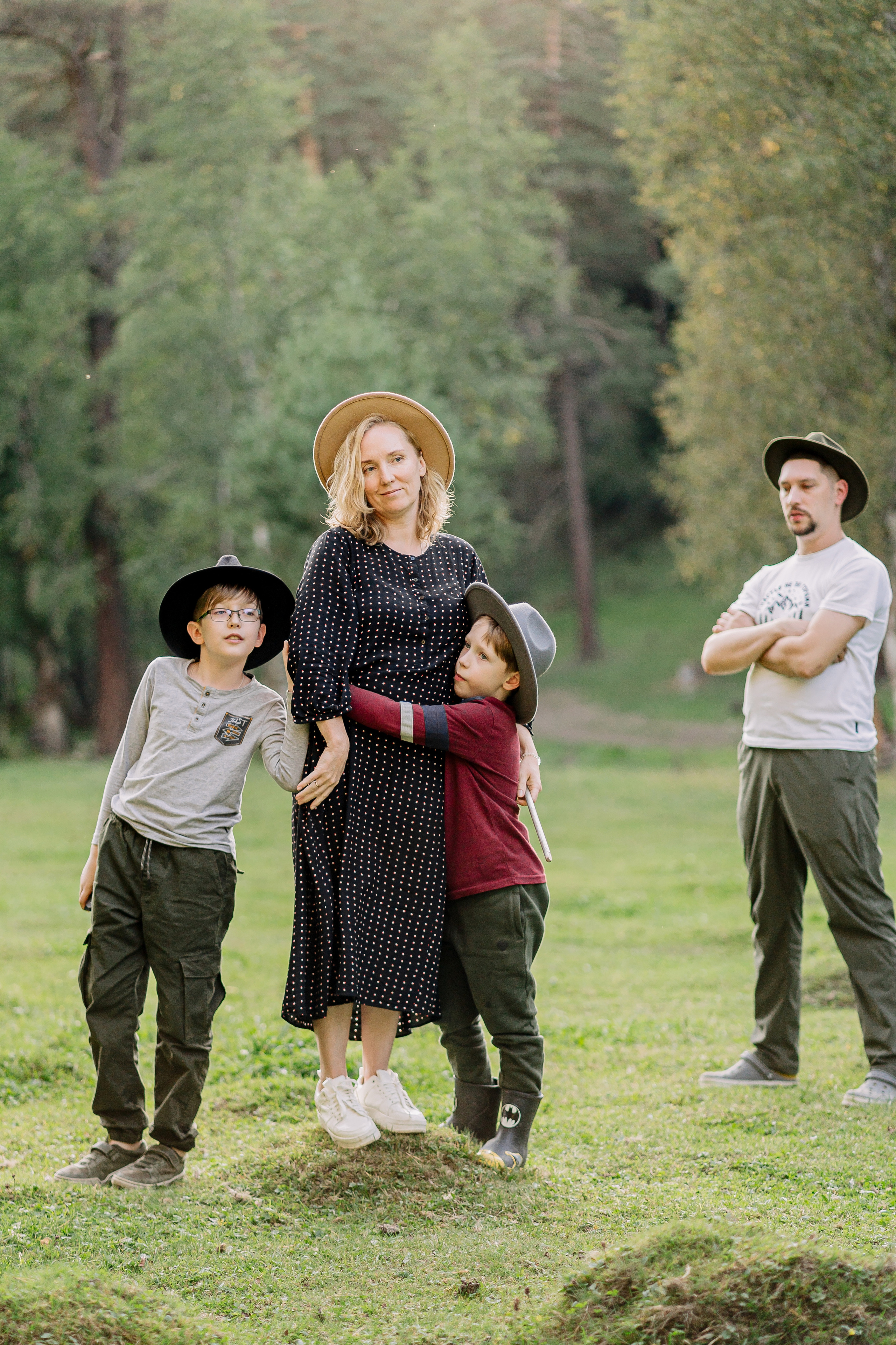 Архыз, горы, лес, семейная съемка в горах, Выездная съемка, фотограф на выезд, семейный фотограф в Астрахани, семейный фотограф,  семейный портрет в горах 