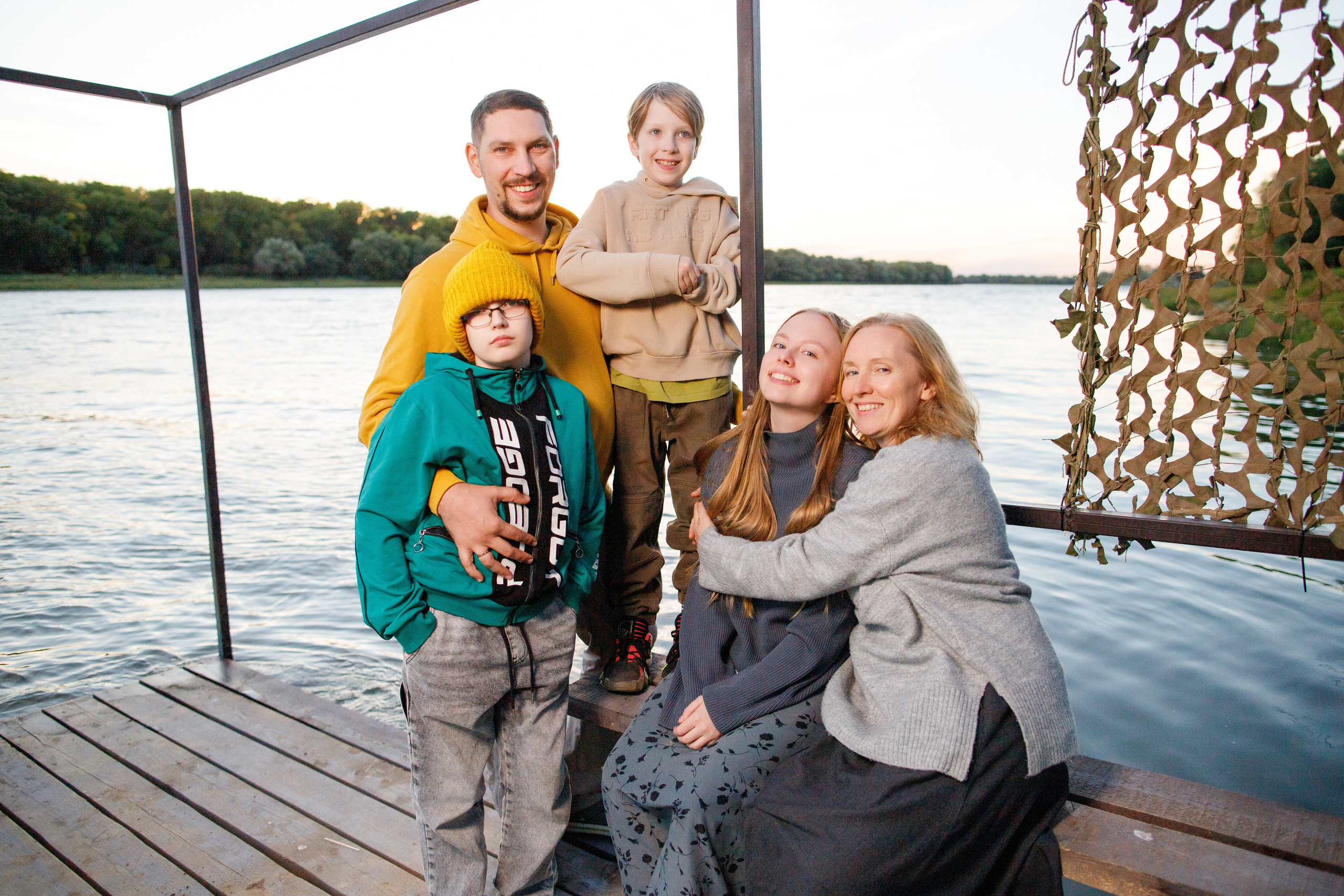 Семейный фотограф в Астрахани, семейная съемка в Астрахани, съемка дома в Астрахани, семейная прогулка по берегу реки, семейный портрет у реки 