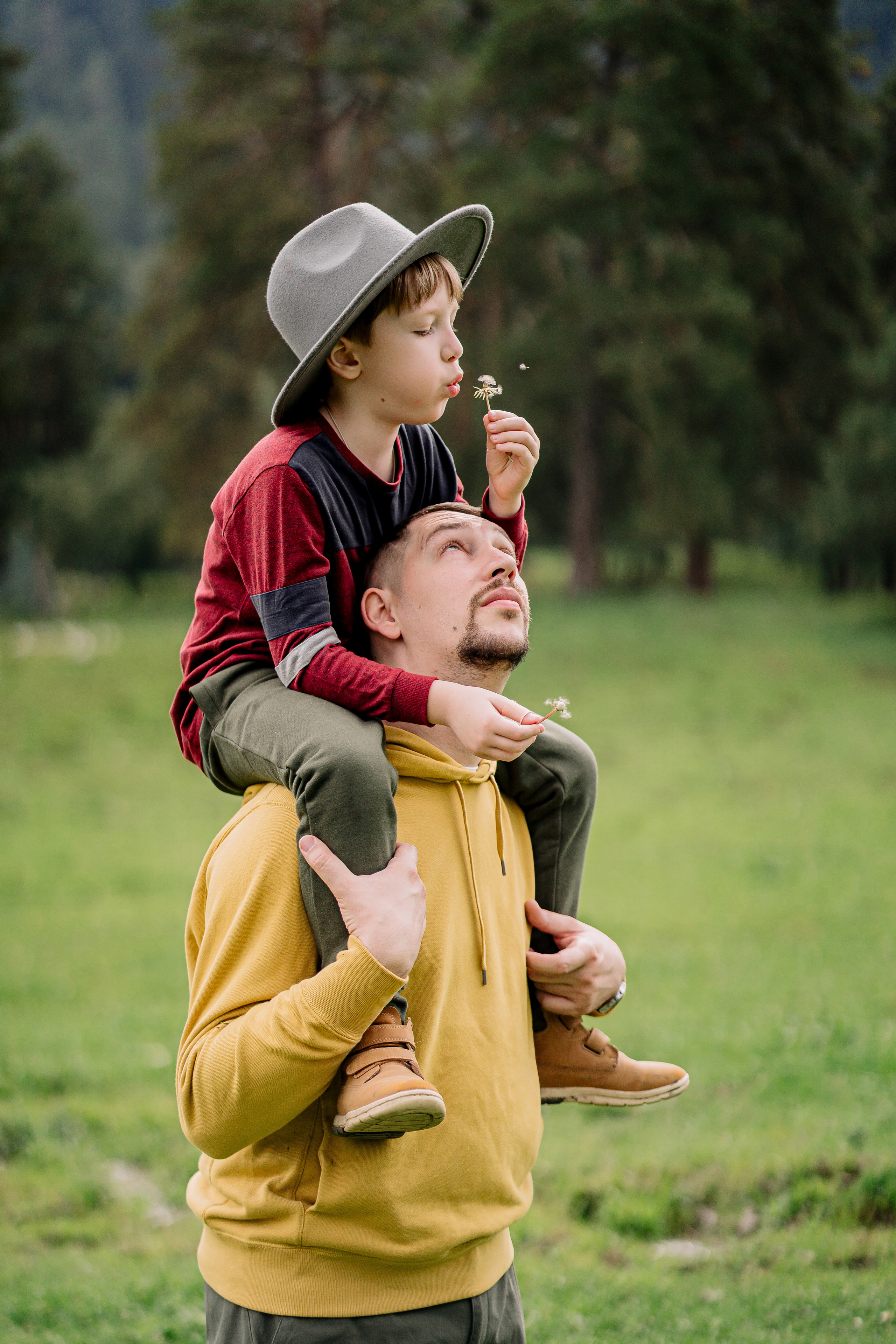 Архыз, горы, лес, семейная съемка в горах, Выездная съемка, фотограф на выезд, семейный фотограф в Астрахани, семейный фотограф,  портрет отца с сыном, 