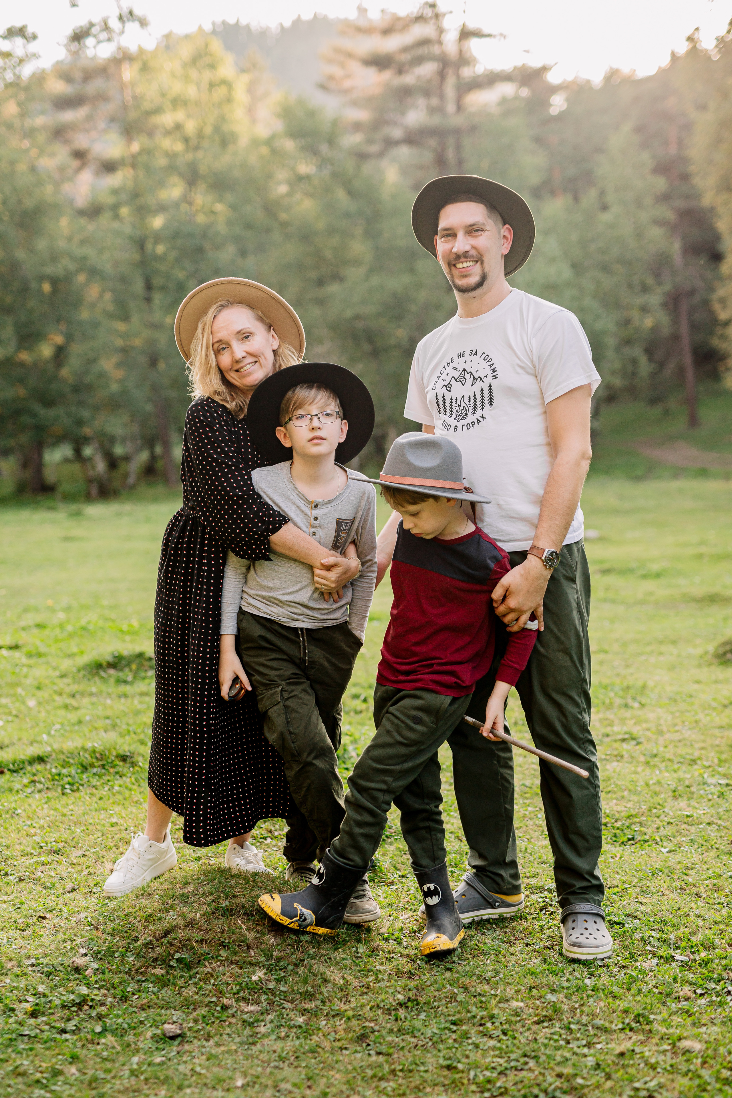 Архыз, горы, лес, семейная съемка в горах, Выездная съемка, фотограф на выезд, семейный фотограф в Астрахани, семейный фотограф,  семейный портрет в горах 