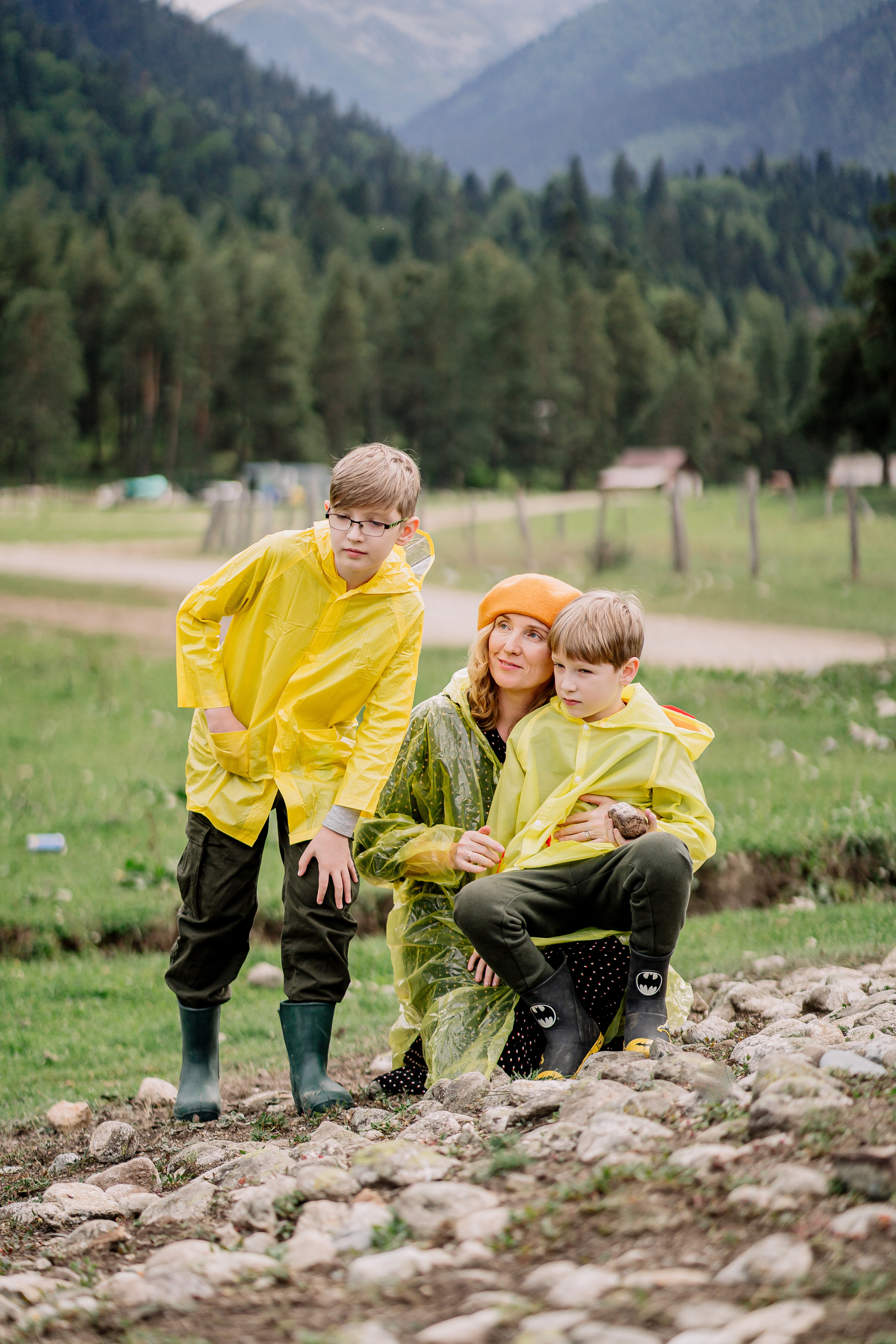 Архыз, горы, лес, семейная съемка в горах, Выездная съемка, фотограф на выезд, семейный фотограф в Астрахани, семейный фотограф,  семейный портрет в горах под дождем, семейный портрет в дождевиках. фотосессия в дождевиках