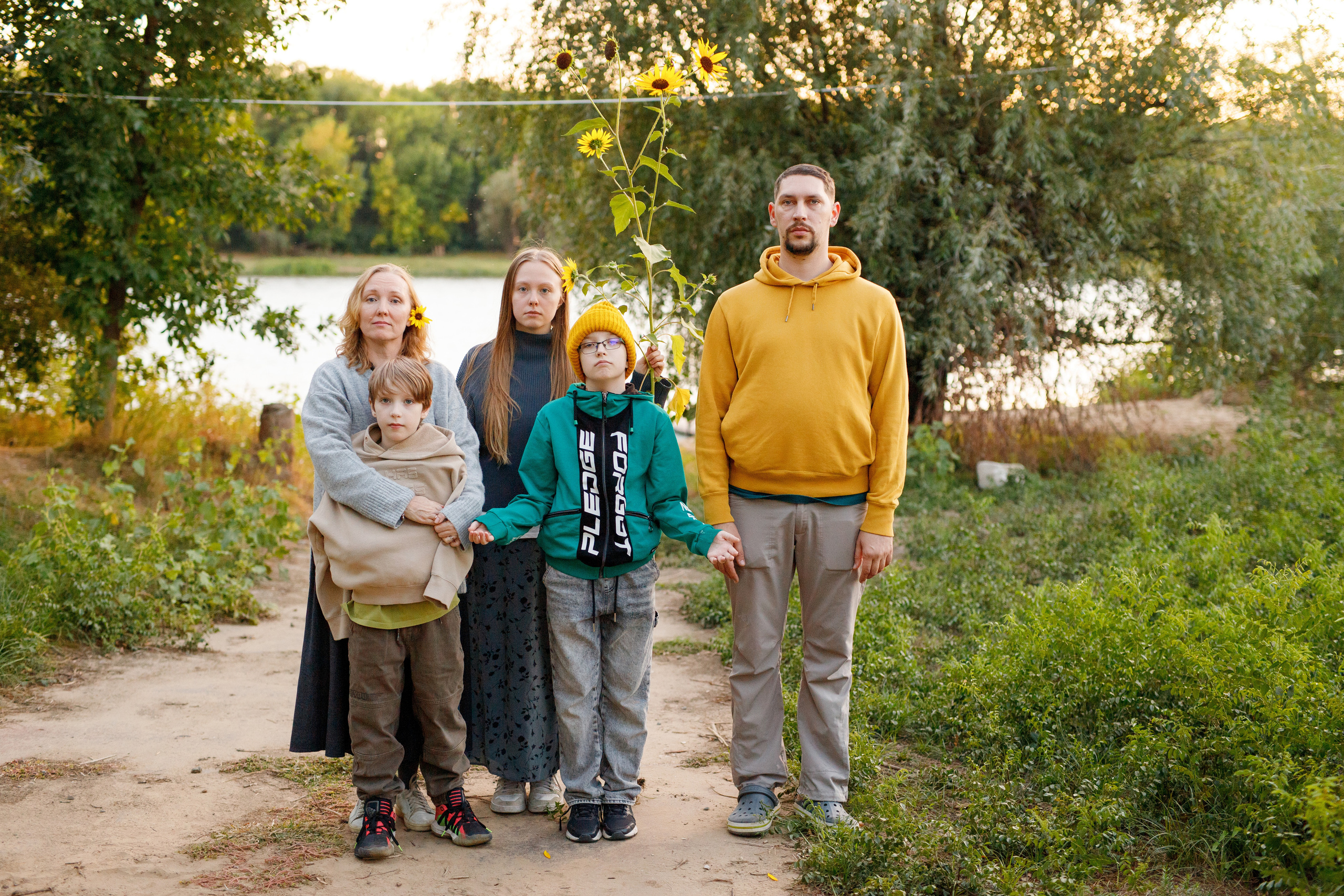 Семейный фотограф в Астрахани, семейная съемка в Астрахани, съемка дома в Астрахани, семейная прогулка по берегу реки, семейный портрет у реки 