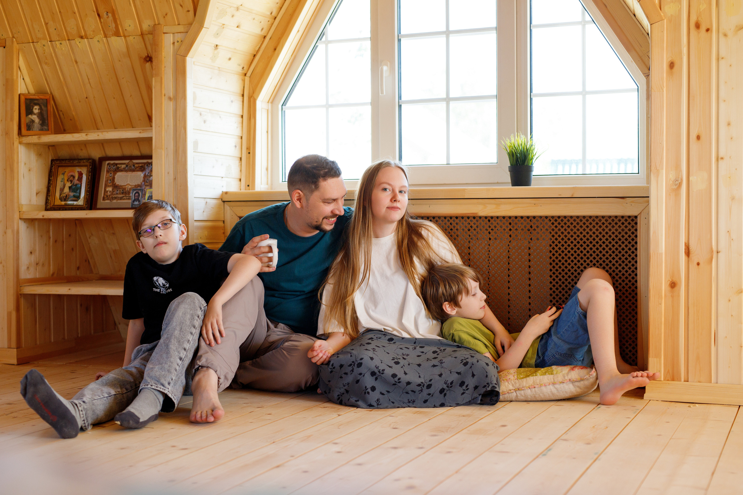 Семейный фотограф в Астрахани, семейная съемка в Астрахани, съемка дома в Астрахани, съемка в загородном доме, съемка на даче, семейный портрет в загородном доме, отец играет с детьми