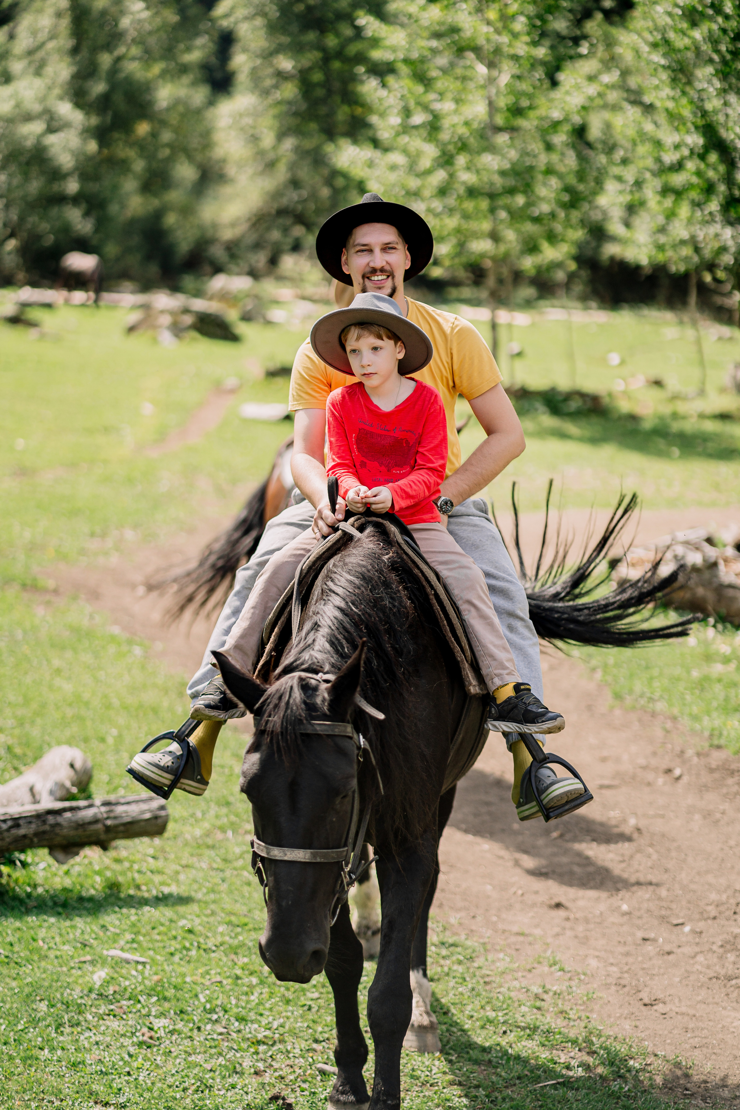  Архыз, горы, лес, семейная съемка в горах, Выездная съемка, фотограф на выезд, семейный фотограф в Астрахани, семейный фотограф, прогулка на лошадях, фотосессия с лошадями, 