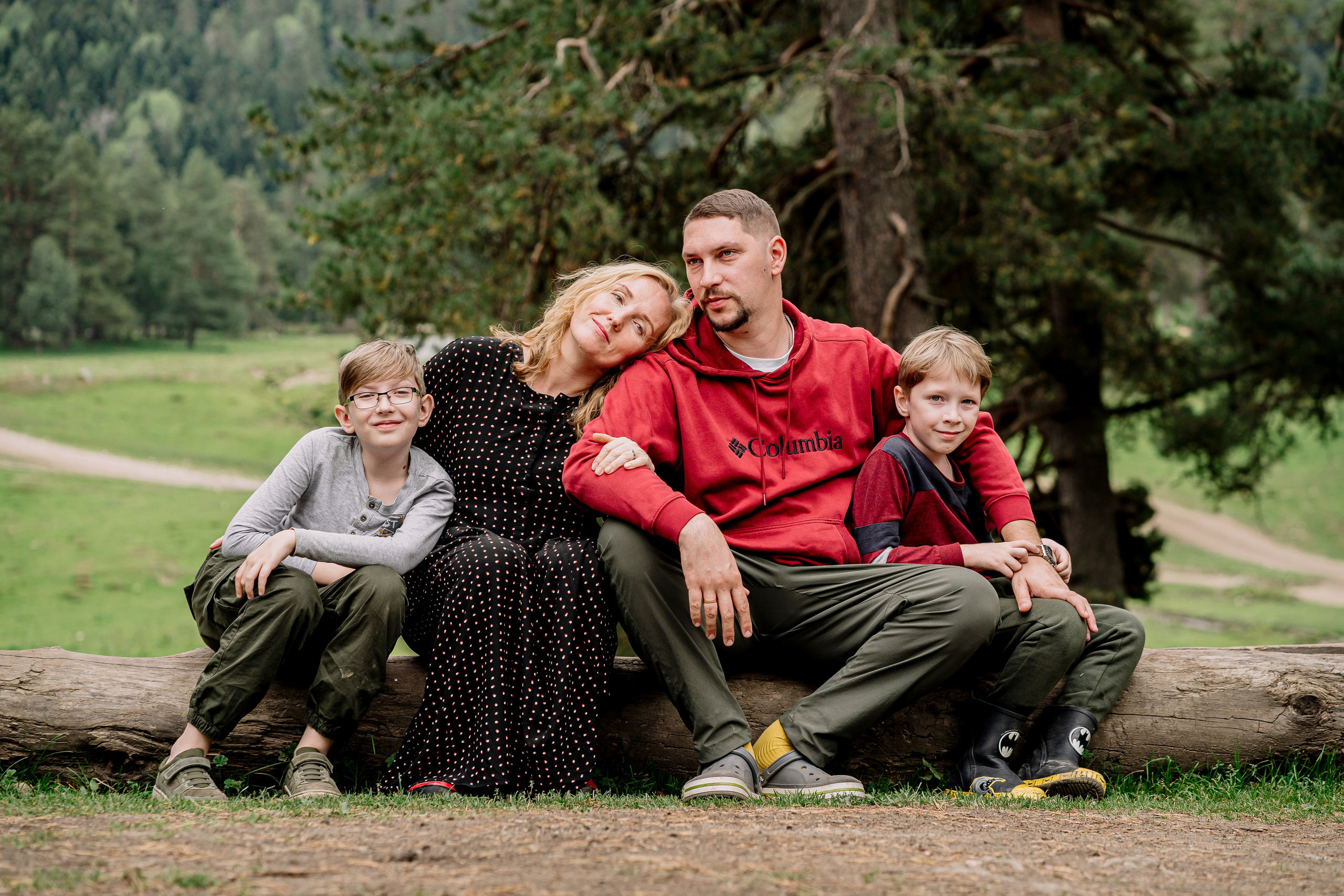 Архыз, горы, лес, семейная съемка в горах,  Выездная съемка, фотограф на выезд, семейный фотограф в Астрахани, семейный фотограф,  семейный портрет в горах 