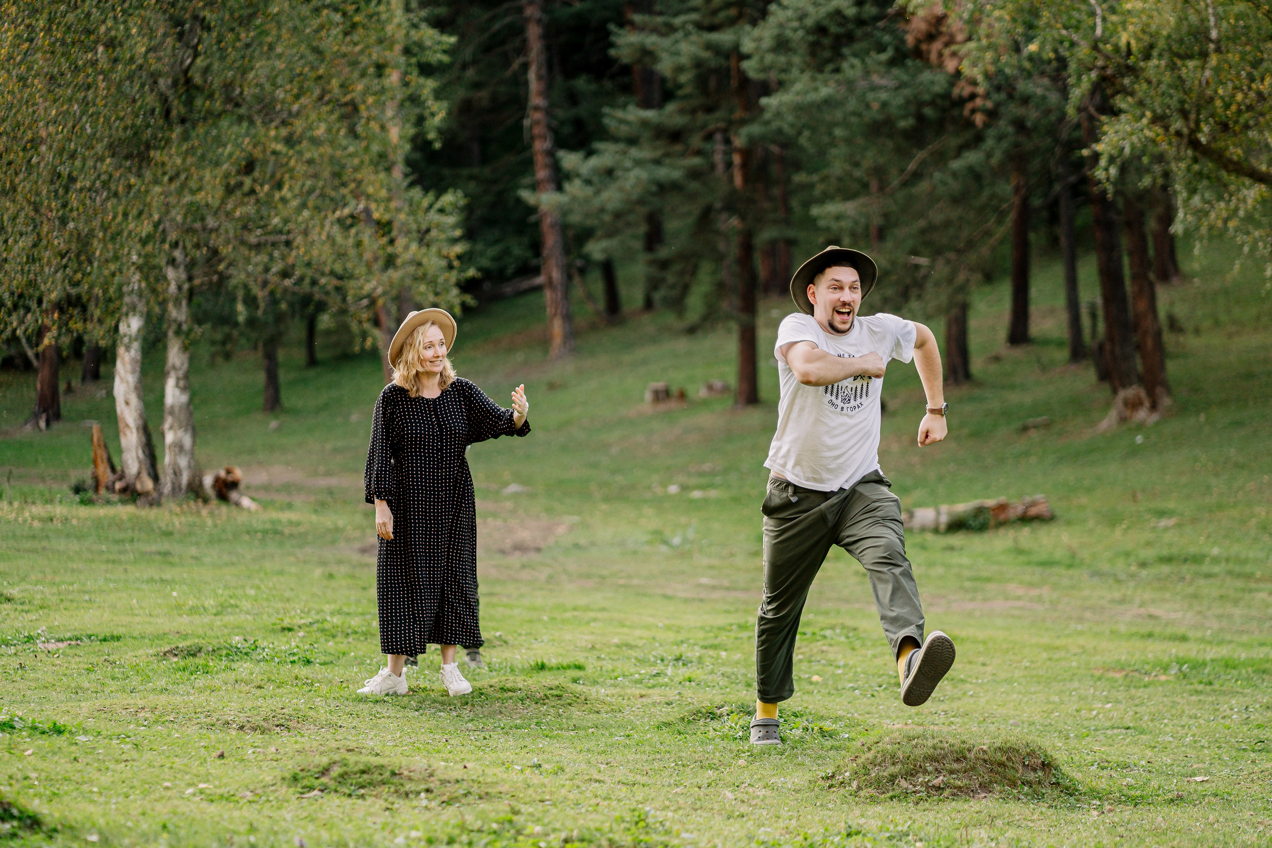 Архыз, горы, лес, семейная съемка в горах, Выездная съемка, фотограф на выезд, семейный фотограф в Астрахани, семейный фотограф,  семейный портрет в горах 