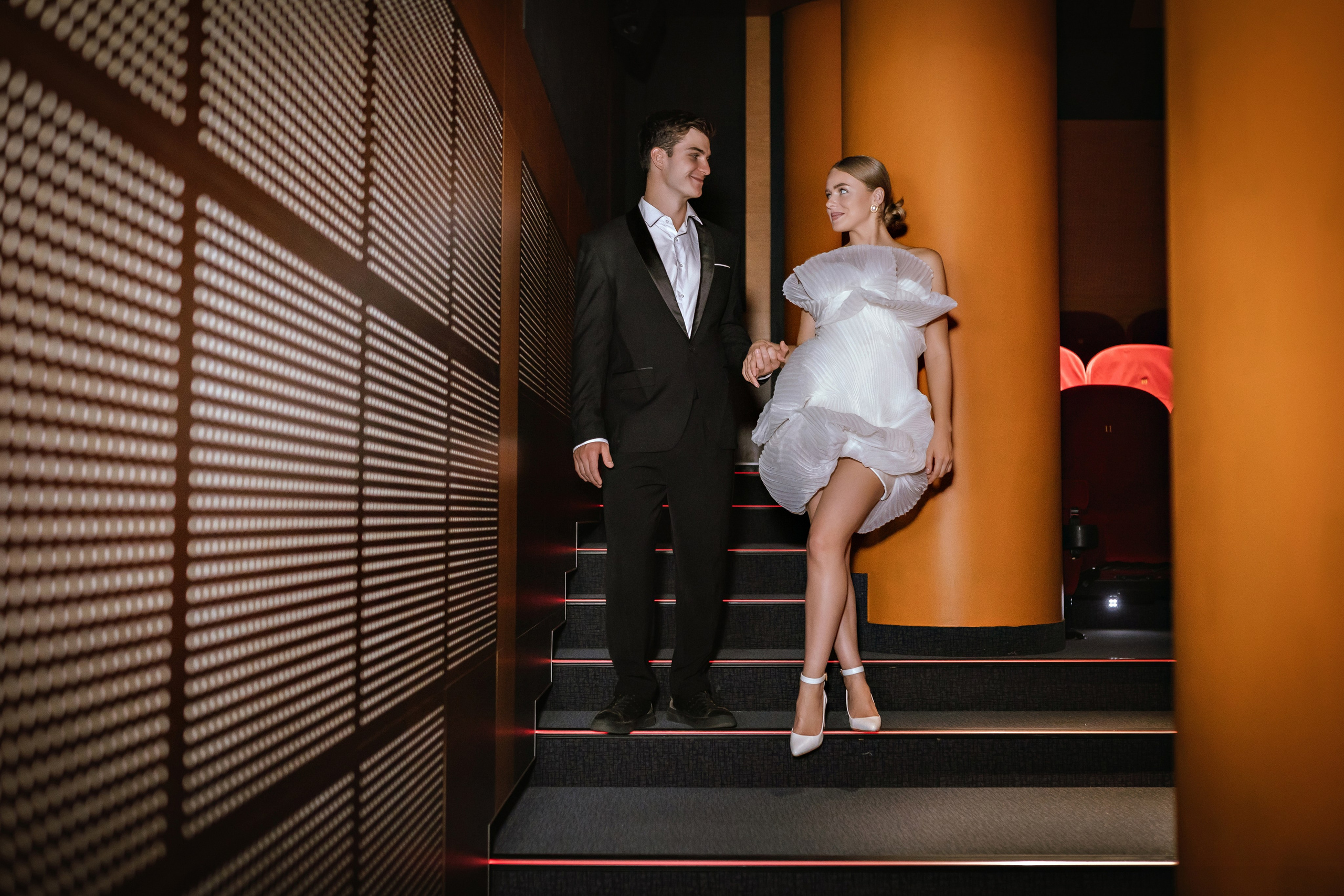 Свадебная фотосессия в кинотеатре. Фотограф и видеограф Москва. Свадебный фотограф, видеограф. Выпускные альбомы. Оживающие альбомы