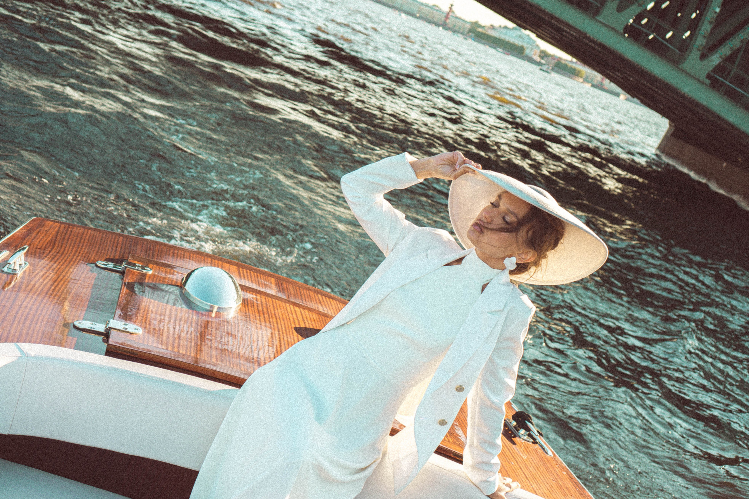 СВАДЕНБНАЯ СЬЕМКА НА КАТЕРЕ ПО КАНАЛАМ САНКТ-ПЕТЕРБУРГА И В АКВАТОРИИ НЕВЫ. Профессиональный фотограф, Санкт-Петербург — Виктория Богомолова