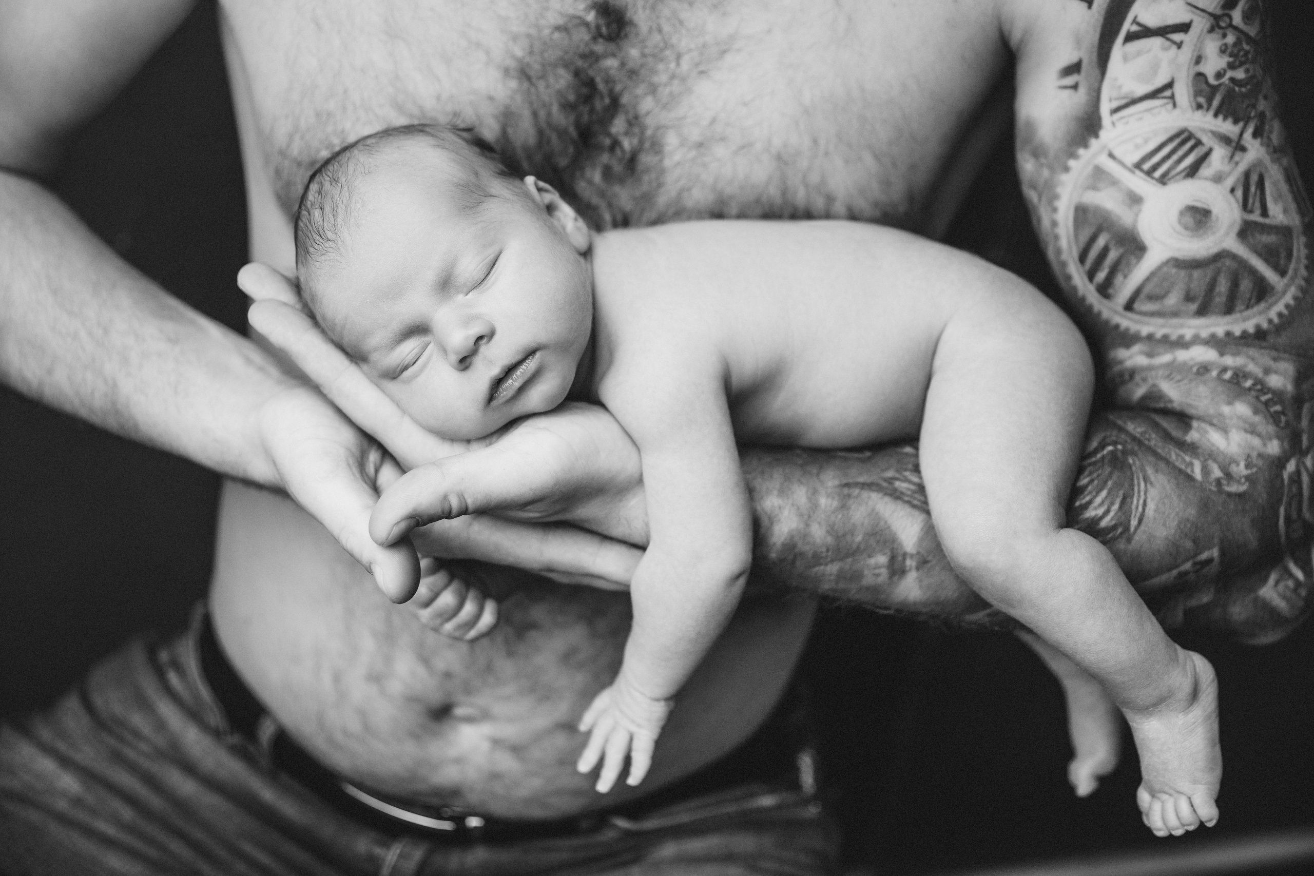 Newborn ЧБ. Фотограф новорожденных. Семейный и детский фотограф в городе Сургуте