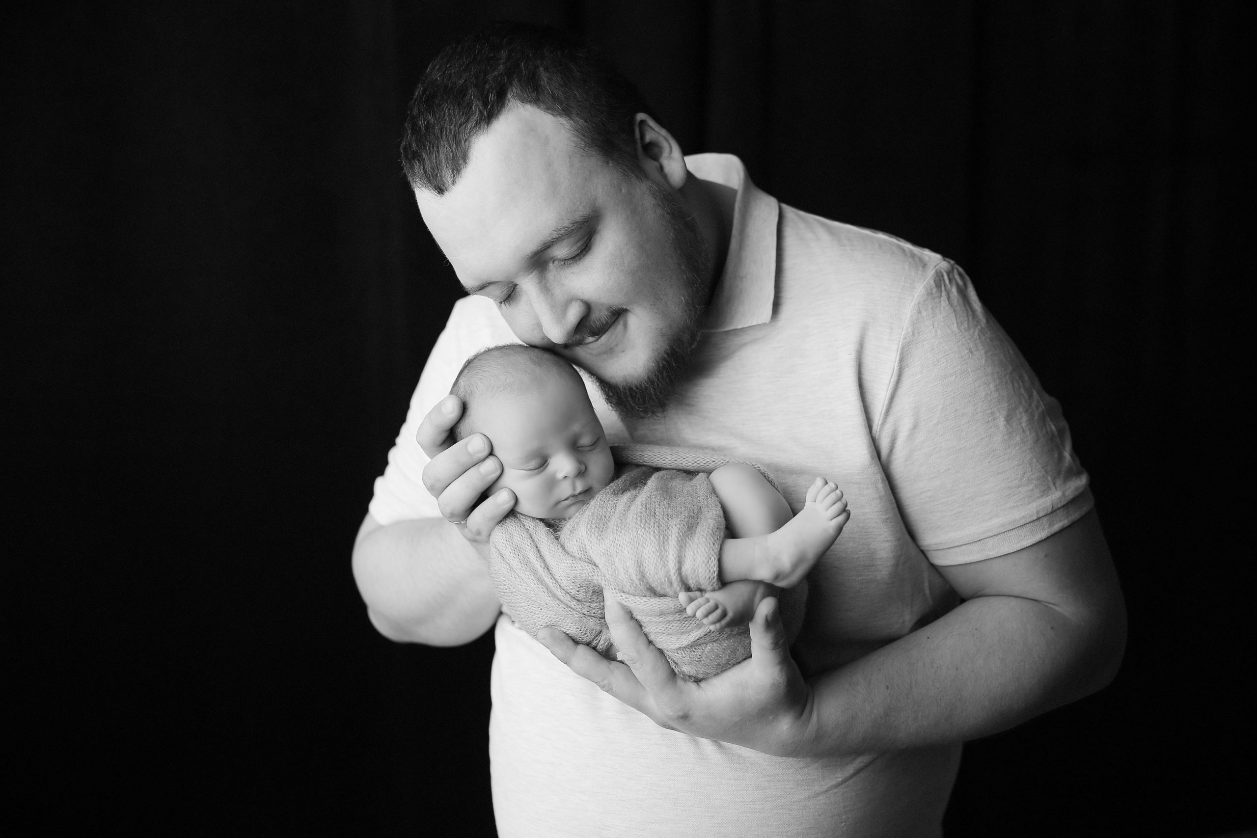 Newborn ЧБ. Фотограф новорожденных. Семейный и детский фотограф в городе Сургуте