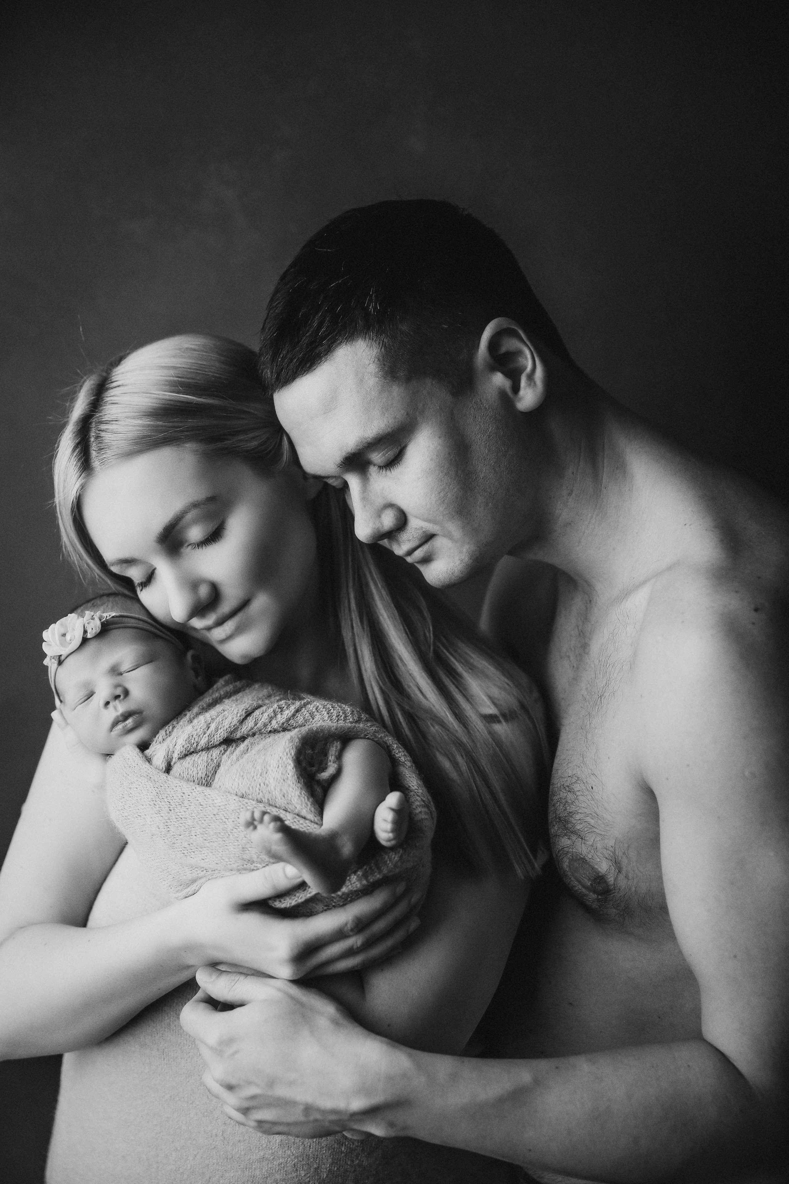 Newborn ЧБ. Фотограф новорожденных. Семейный и детский фотограф в городе Сургуте