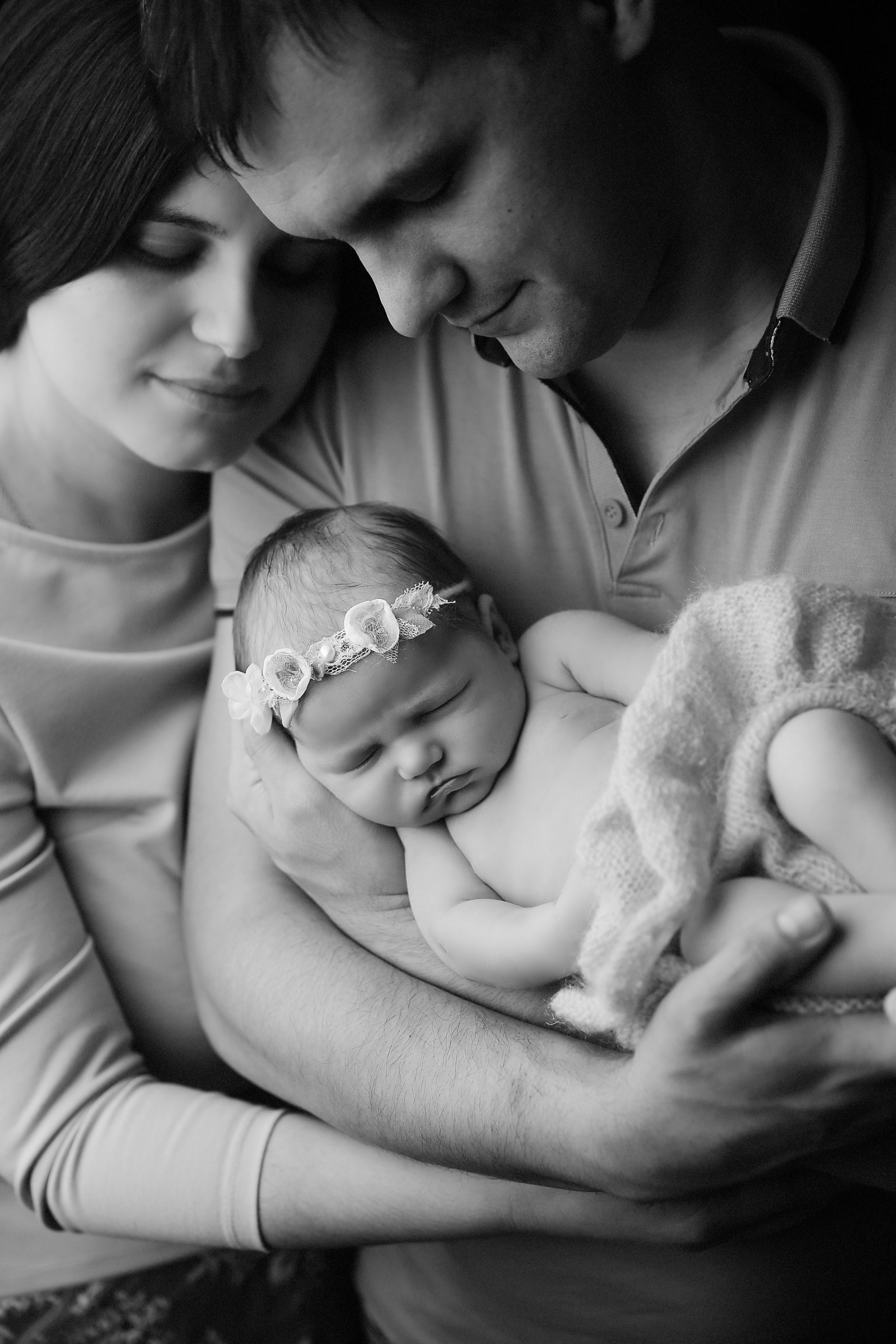 Newborn ЧБ. Фотограф новорожденных. Семейный и детский фотограф в городе Сургуте