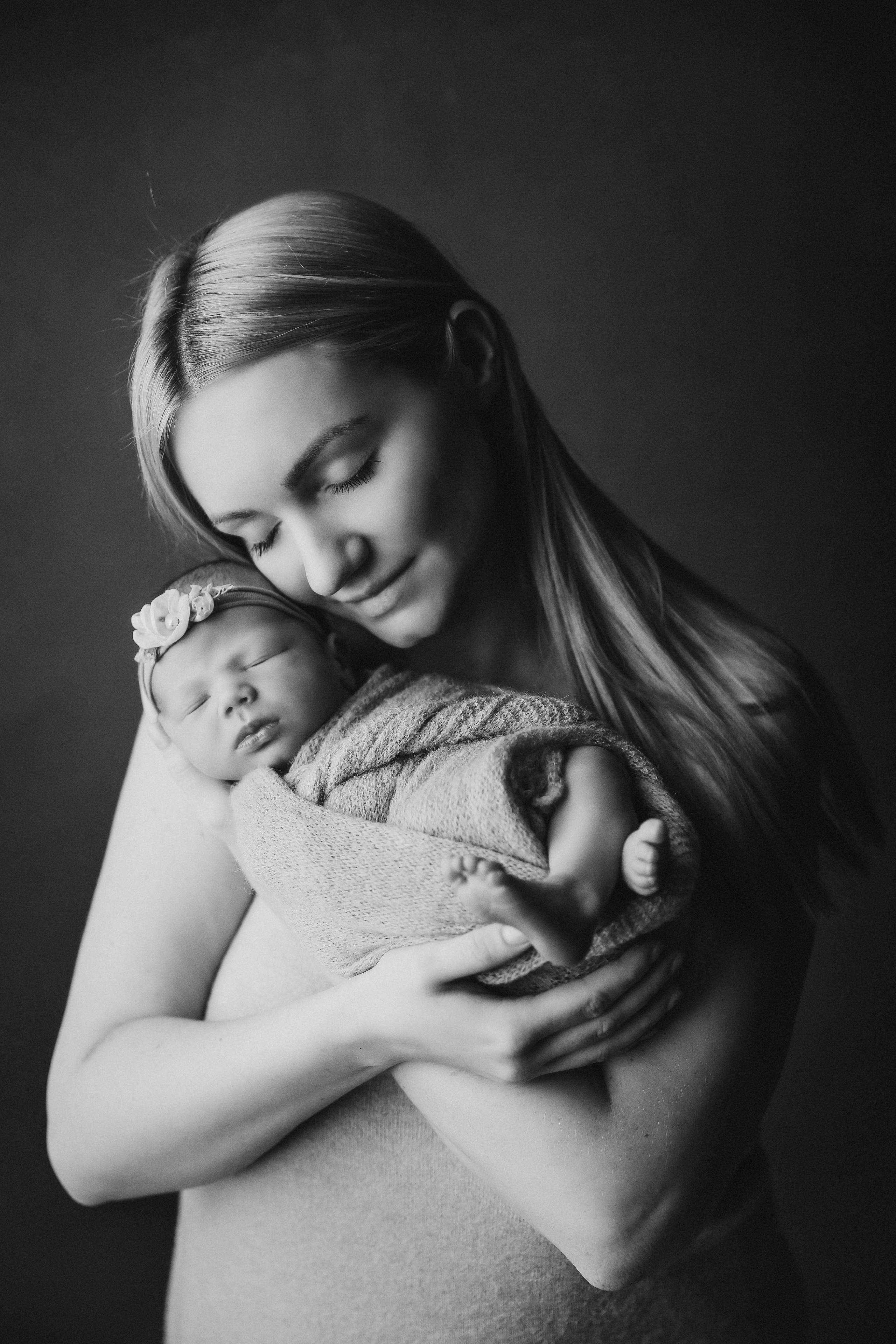 Newborn ЧБ. Фотограф новорожденных. Семейный и детский фотограф в городе Сургуте
