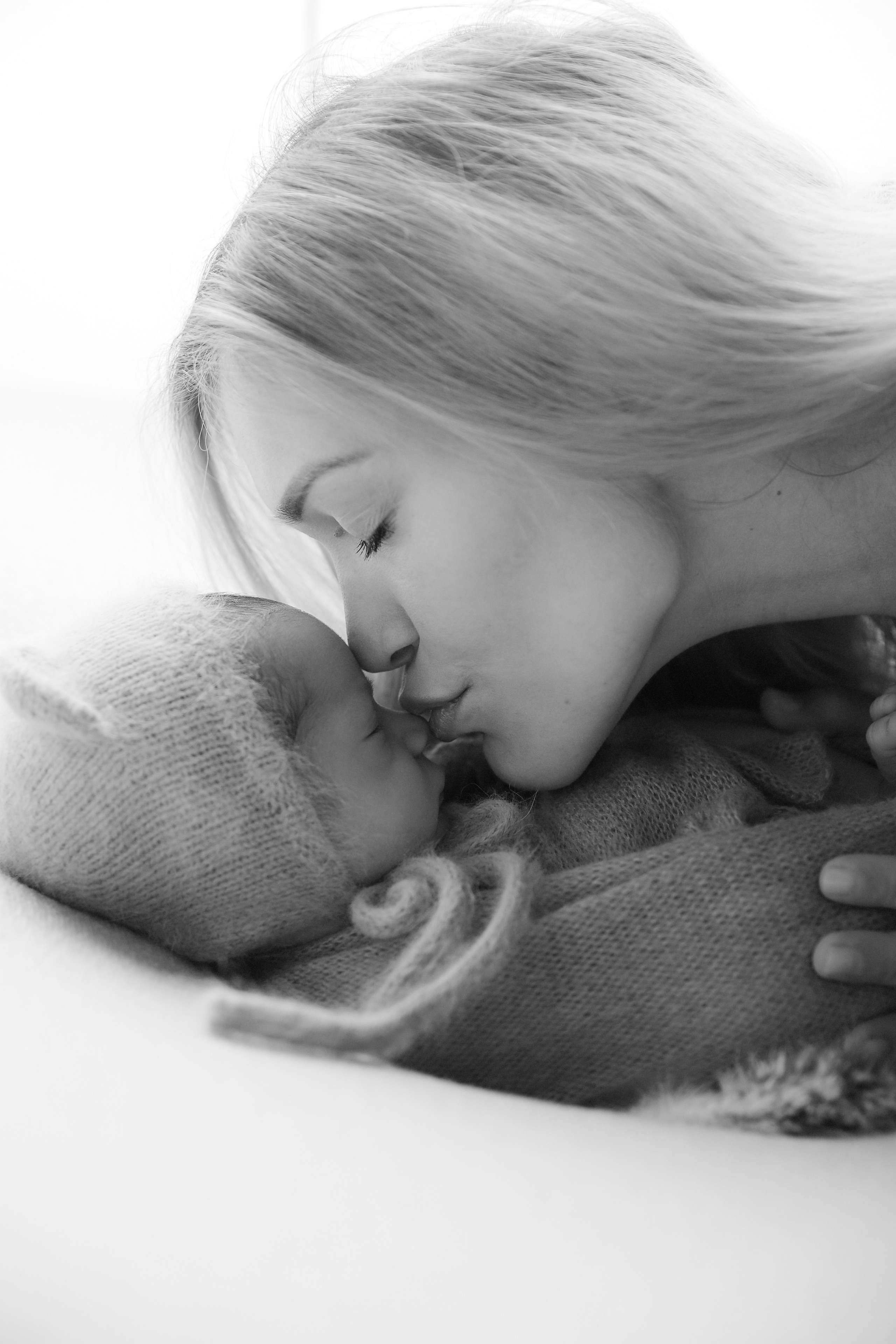 Newborn ЧБ. Фотограф новорожденных. Семейный и детский фотограф в городе Сургуте