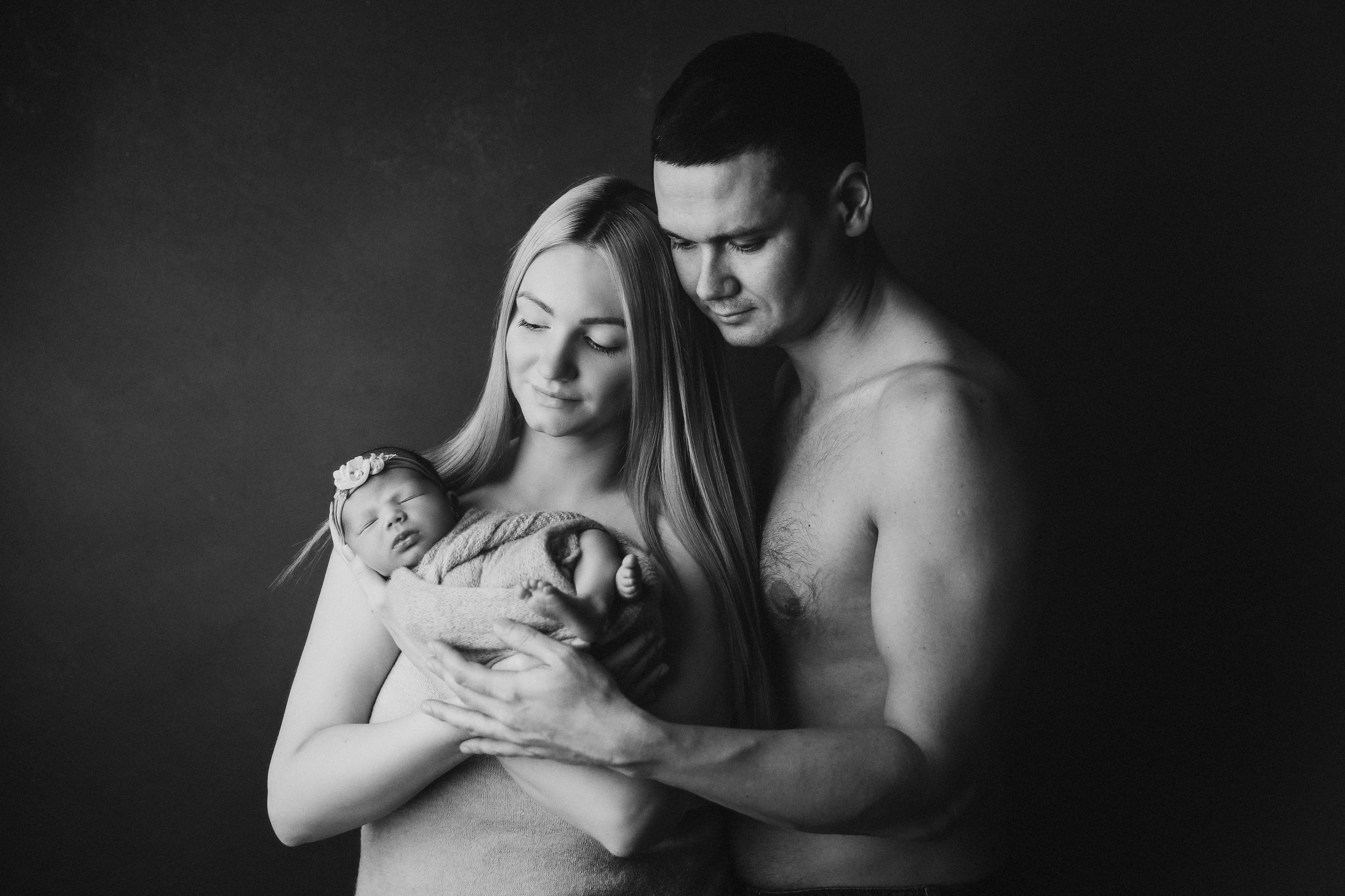 Newborn ЧБ. Фотограф новорожденных. Семейный и детский фотограф в городе Сургуте