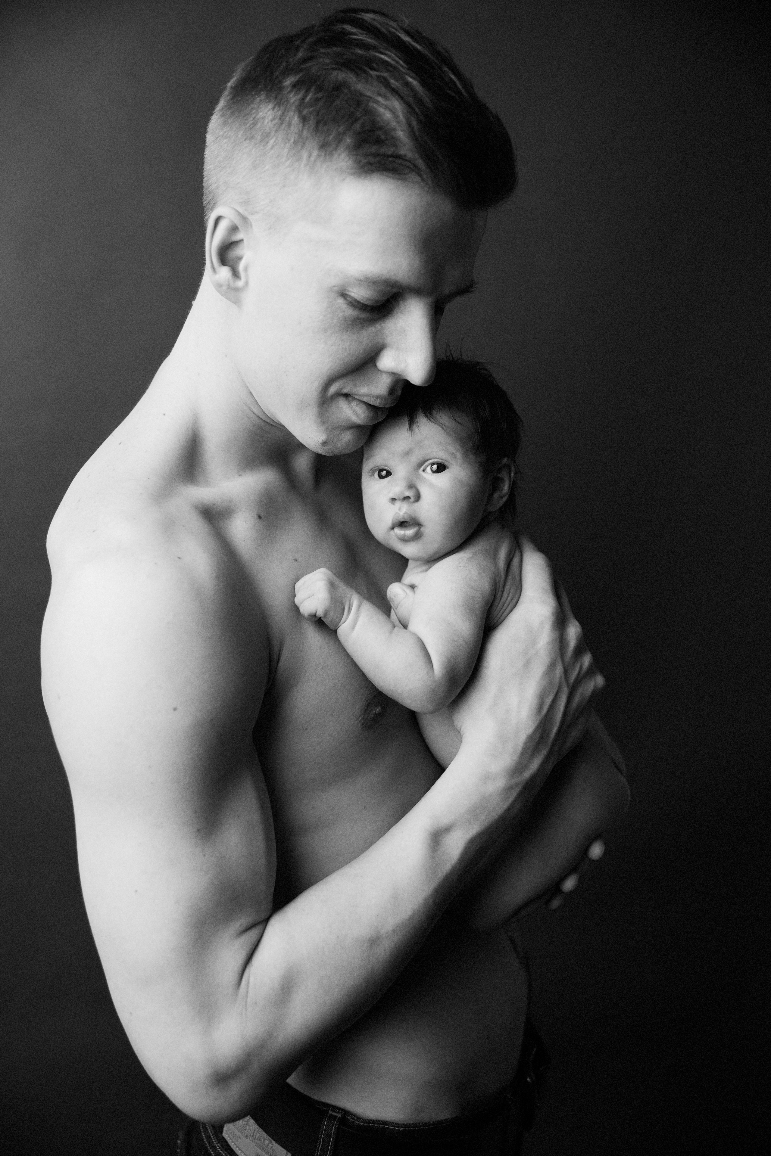 Newborn ЧБ. Фотограф новорожденных. Семейный и детский фотограф в городе Сургуте