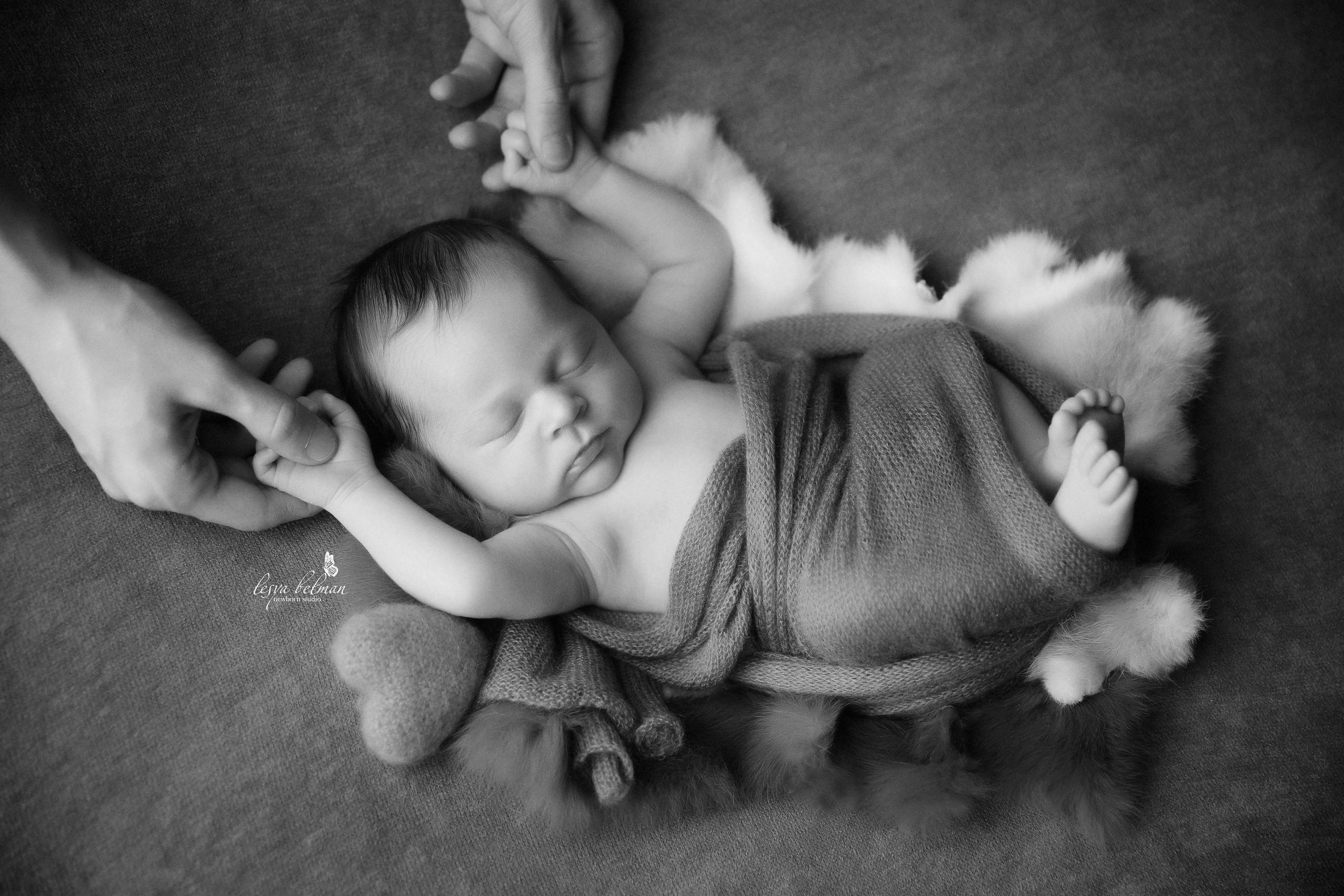 Newborn ЧБ. Фотограф новорожденных. Семейный и детский фотограф в городе Сургуте