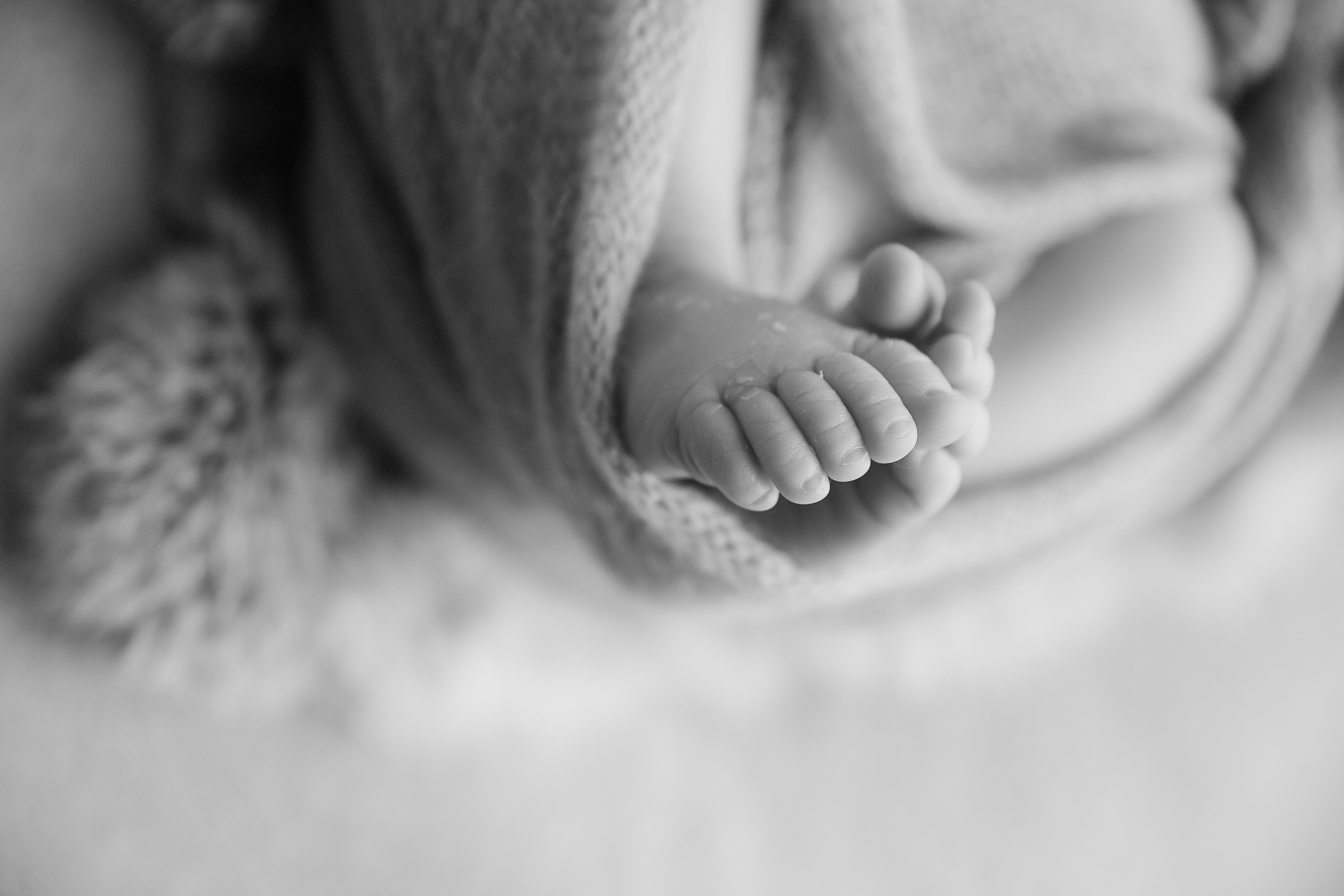 Newborn ЧБ. Фотограф новорожденных. Семейный и детский фотограф в городе Сургуте